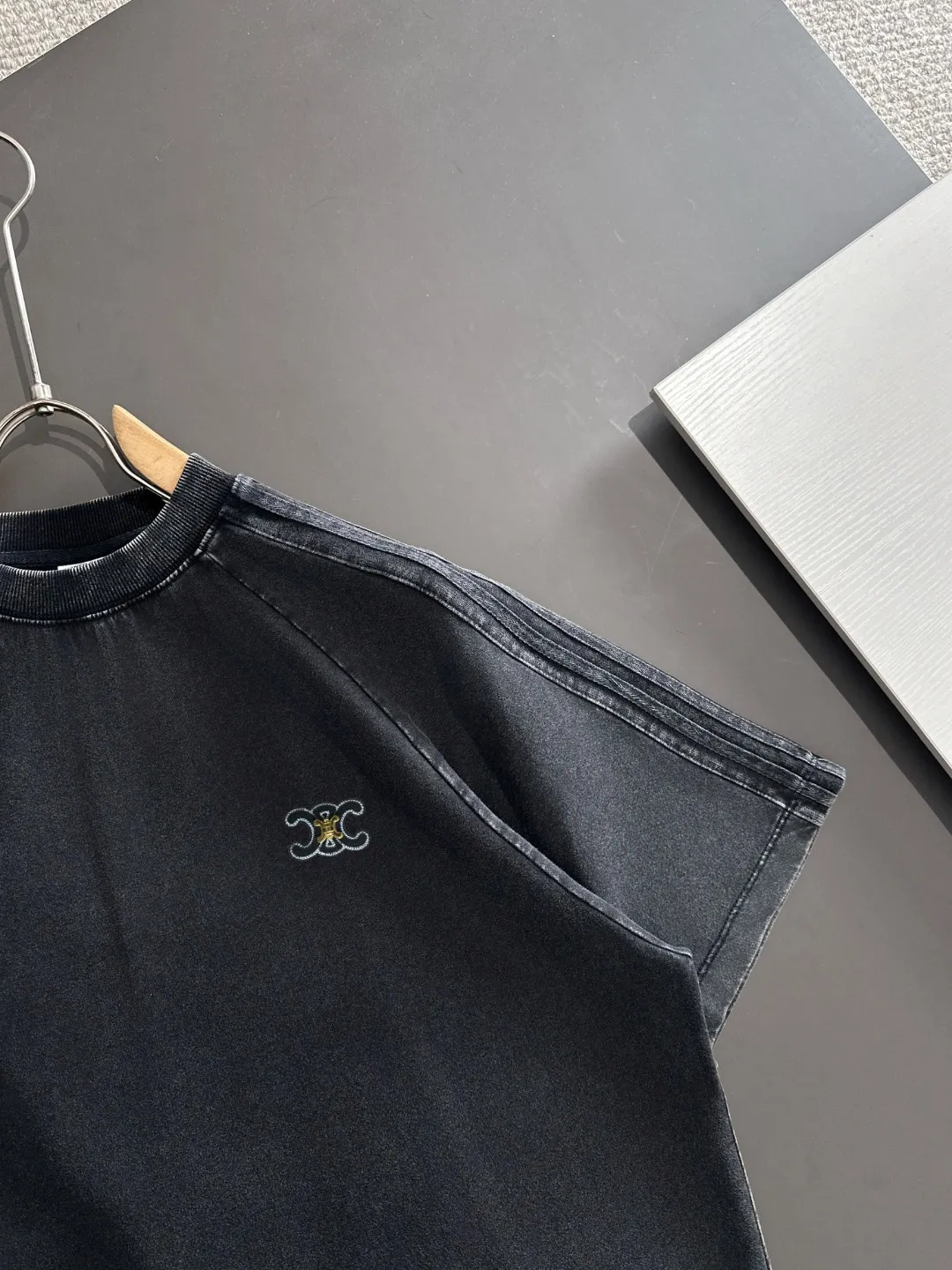 🅿️270 shipped next day. High quality Celine/Celine 2025 spring and summer new men's batik washed short-sleeved T-shirt. Made of combed heavy weight washed double yarn fabric. The high-strength fabric feels full of weight when weighed. The upper body is also more textured than ordinary T-shirts and is not easy to deform. This texture can cope with the weather. It is sweat-absorbent and breathable, suitable for both hot and cold! Perfectly produced with reference to the original stitch and stitch! Loose fit design, looks noble. Sizes: S to XXL