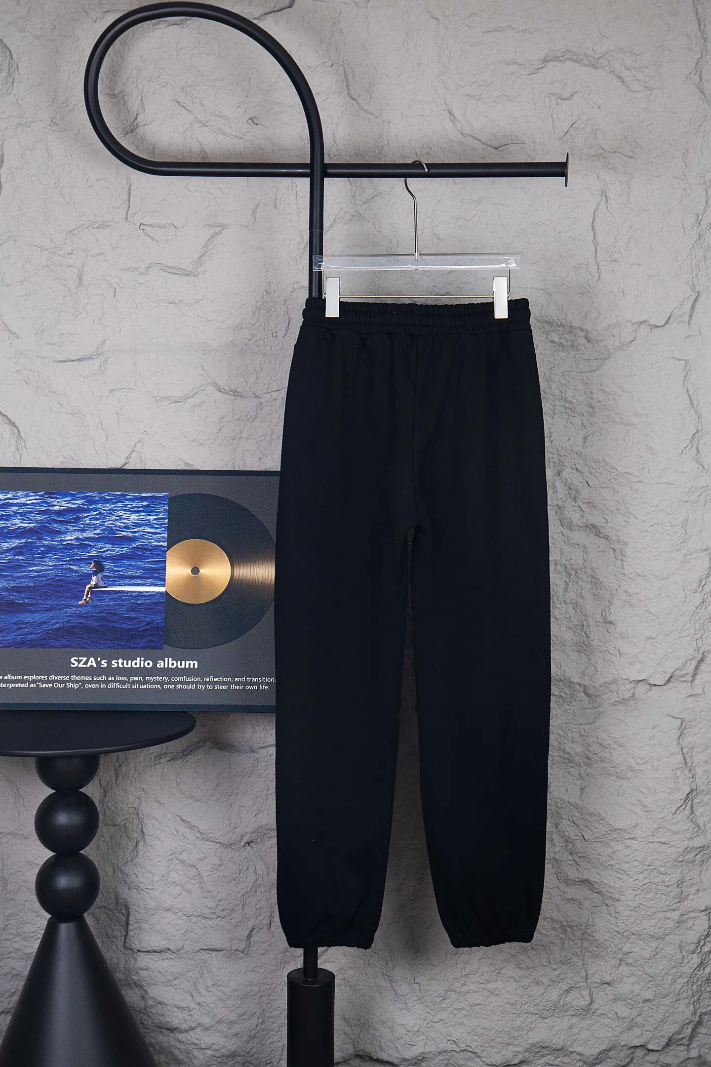 🅿️200 Style No.: M251CELINE/Celine Webbing Letter Logo Sports Casual Pants, Street-Breaking Artifact, OOTD Wear Magic, The Color is Very Positive, Very Eye-catching! Knitted cotton fabric supplied by customers. It is refreshing and breathable against the skin. It is a casual trouser for all seasons. It is also very breathable and dry in summer and will not get greasy when worn close to the body. The lining is moisture-wicking terry cotton. The overall design of the trousers is very clean. The white color of Klein blue does not need any decoration. The CE white letter embroidery logo on the pocket is gorgeous and Raven, highlighting the style of the main body. The elastic waistband + drawstring are matched with the design of the trouser leg cuffs. The whole thing is a FEEL for fashionistas! Simple, clean and trendy as hell! Size：S-XL