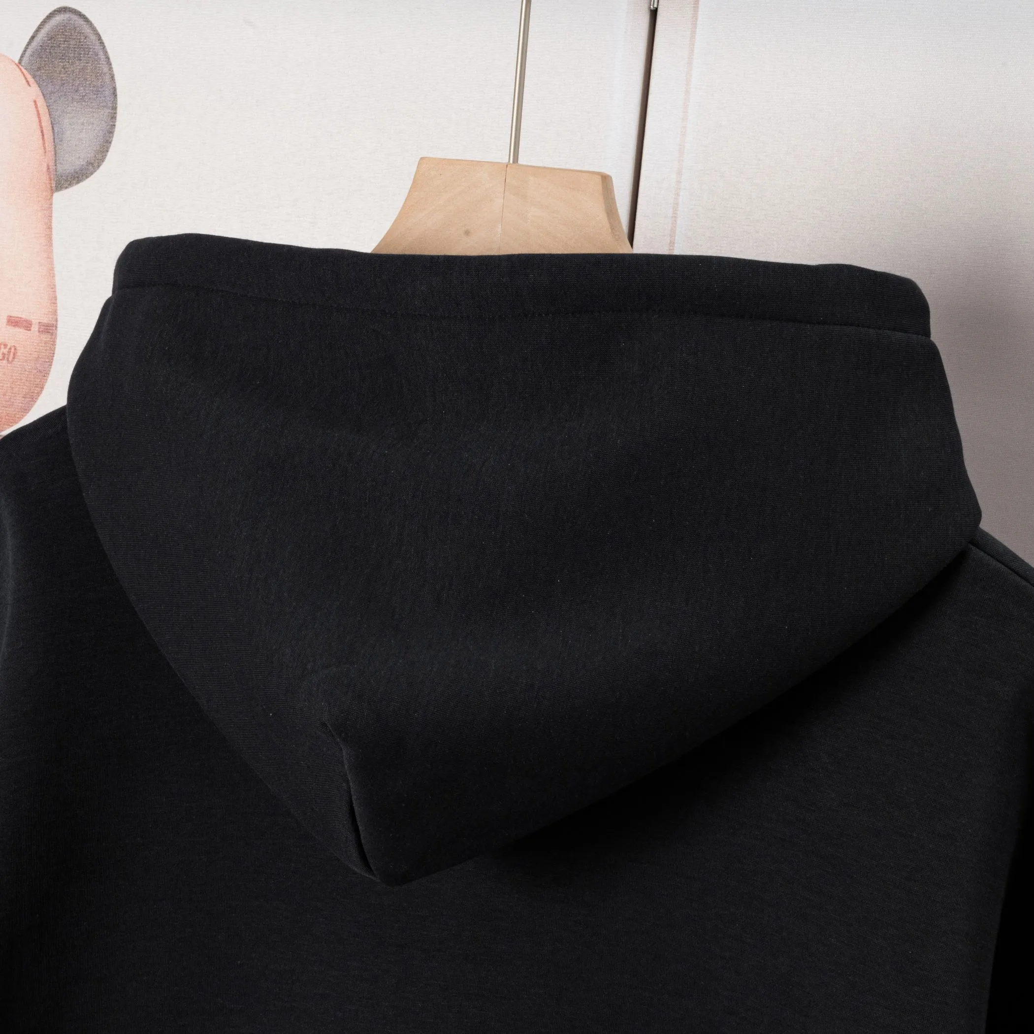 🅿️340 CELINE autumn and winter velvet hooded sweatshirt. The fabric is comfortable and soft. Composite Austrian velvet, fine workmanship. It also brings the trend of special craftsmanship, custom dyeing, complete with three standards. Non-market ordinary version. Compare at will. Quality is absolutely guaranteed. Color: black, white, navy blue. Size: S M L XL [Style No. A3331]