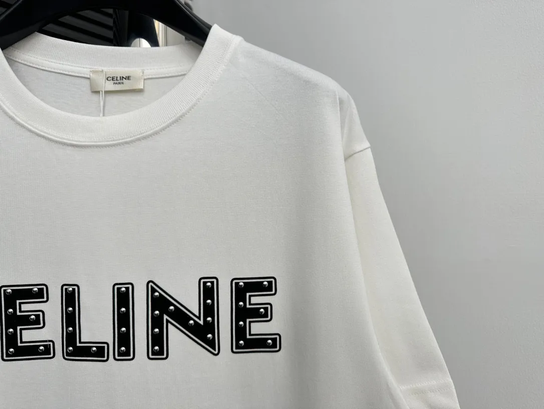 🅿️170 [CELINE] Celine 24ss patched rivet short-sleeved T-shirt. Pure cotton double yarn jersey fabric, custom-dyed in the same cylinder, special thickened 32 pieces double-strand 1×1 rib, laser engraved brand letter logo patch · Hand-made rivets · Imported Tajima embroidery machine heavy patch embroidery process · Double-needle stitching cross-stitch process · Original main mark washed tag moisture-proof paper packaging Color: Black White Size: XS-L