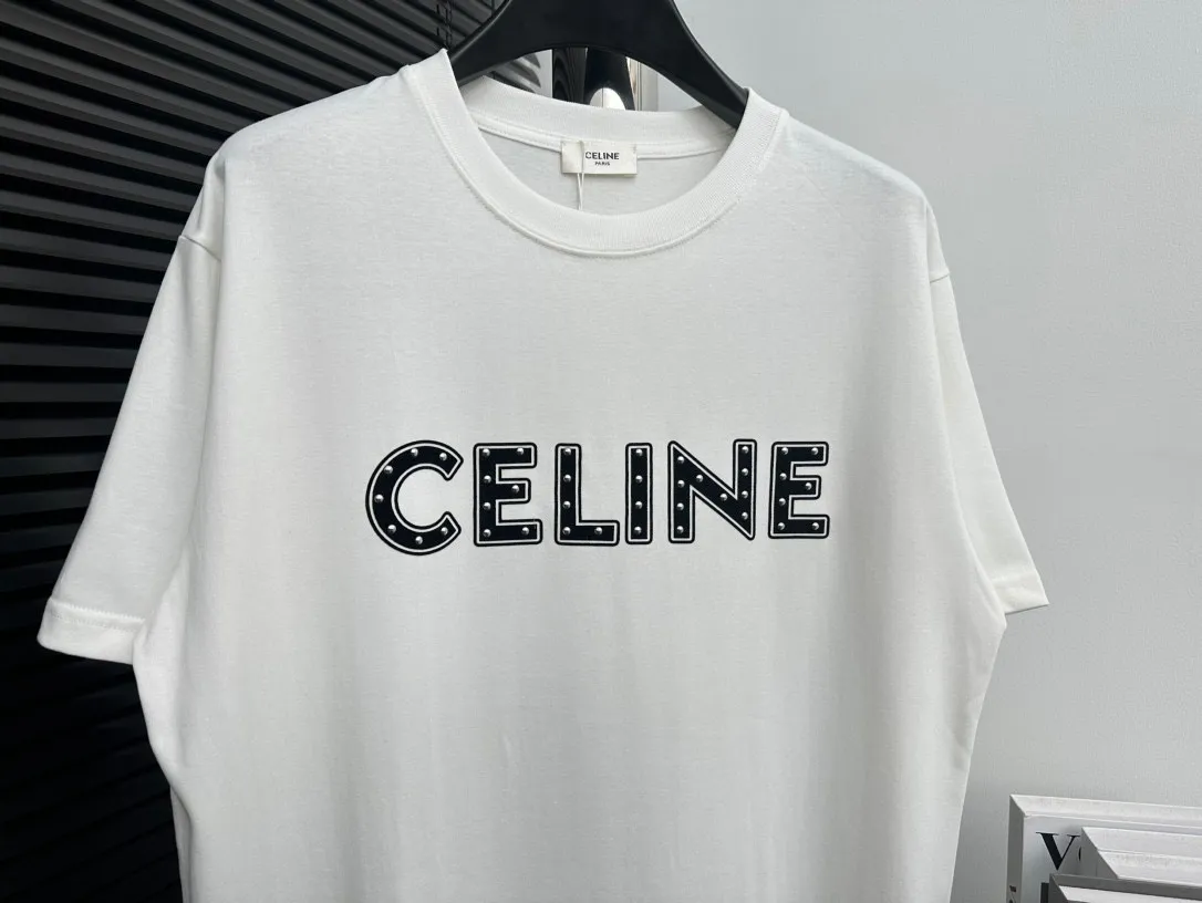 🅿️170 [CELINE] Celine 24ss patched rivet short-sleeved T-shirt. Pure cotton double yarn jersey fabric, custom-dyed in the same cylinder, special thickened 32 pieces double-strand 1×1 rib, laser engraved brand letter logo patch · Hand-made rivets · Imported Tajima embroidery machine heavy patch embroidery process · Double-needle stitching cross-stitch process · Original main mark washed tag moisture-proof paper packaging Color: Black White Size: XS-L