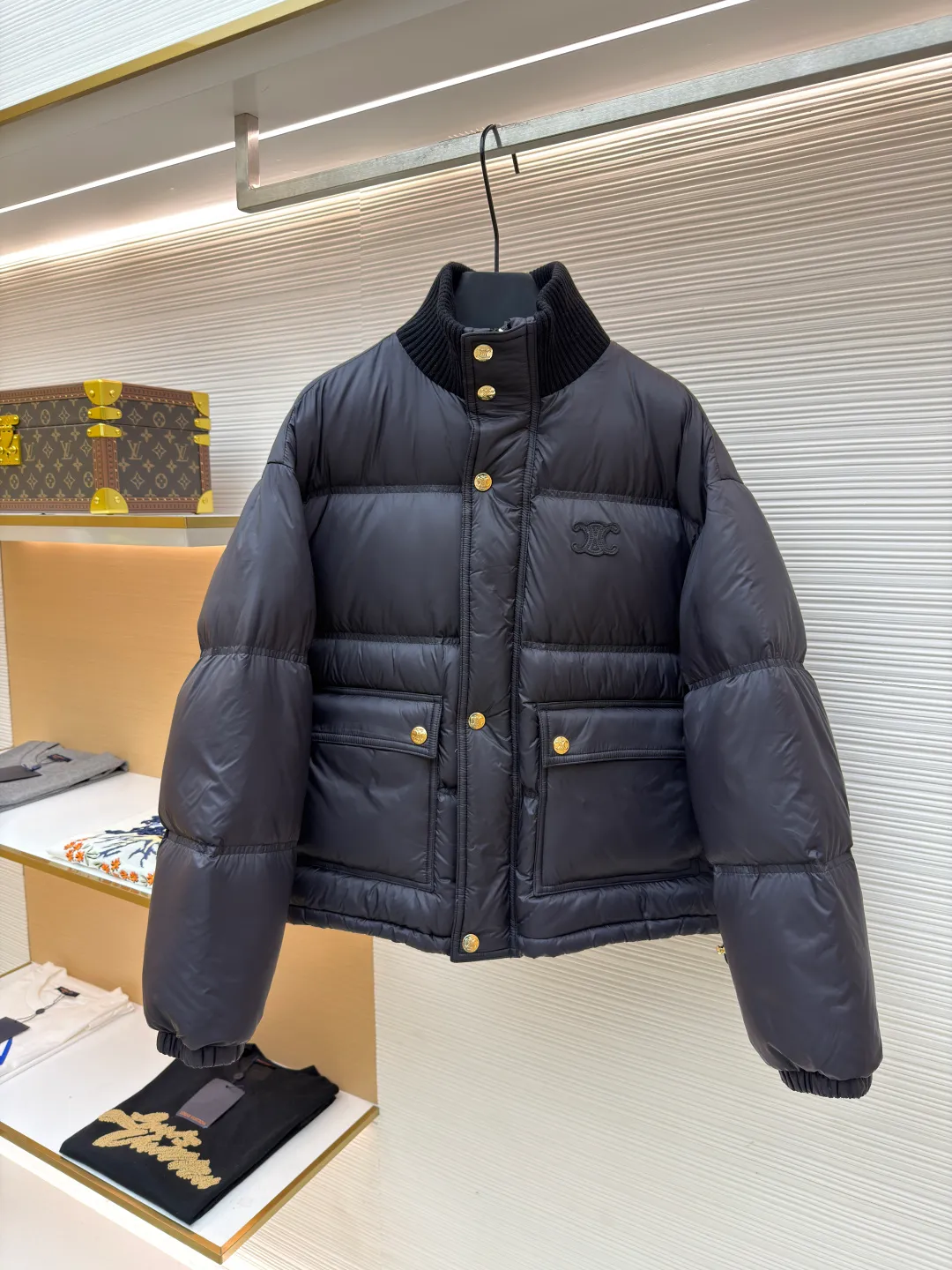 Celine long-sleeved down jacket [Women's clothing] ●Original version: purchased and developed by 16730 ●Item number: 1681320-E20 ●Fabric: white duck down fabric ●Technology: mechanical down filling ●Color: navy blue ●Version: fitted version ●Weight: about 810 grams ●Size: 36-38-40 ●Description: The outer fabric is made of 100% nylon (nylon). Its high-density structure achieves excellent windproof effect. It also has strong wear resistance and wrinkle resistance. It is scratch-free for daily wear and can be easily taken care of. The inner lining is made of 100% polyamide and has a smooth texture, further improving wearing comfort and freedom of movement. The body features TRIOMPHE's signature patches, crafted with high-density foam padding and embroidery. Each embroidery trace is precise and neat, and the back is lined and hemmed to ensure neatness inside and outside, the stitches are even and fine, the three-dimensional relief texture lasts as new, and the extraordinary creative spirit is demonstrated in every detail. The lining is fully hemmed, and the seams are flat and smooth, eliminating friction. Quilted thread encryption technology is implemented in key parts to effectively prevent the down from shifting and ensure that it maintains a uniform and fluffy shape for long-term wear. It is equipped with 2 convenient patch pockets and 7 customized TRIOMPHE snap buttons. Each snap button is firmly stitched and opens and closes smoothly, taking into account practical functions and exquisite aesthetics. The ribbed wool turtleneck is woven with fine wool and has moderate elasticity. It can closely fit the curve of the neck to achieve windproof and warm insulation without leaving any gaps. It is gentle on sensitive skin and is made of high-quality white duck down. It has high down content and excellent fluffiness. It is filled with a scientific ratio of duck down and polyester fiber, and combines the efficient temperature-locking properties of duck down with the long-lasting support of polyester fiber to create a lightweight, non-sense yet warm and reliable thermal insulation system, making it easier to keep out the cold. The overall wiring is straight and delicate, the fabric is comfortable and soft, and the color is consistent without color difference. It can be matched with the same style to create a fashionable look and control various occasions. Customized accessories, complete with three standards, same style for men and women!