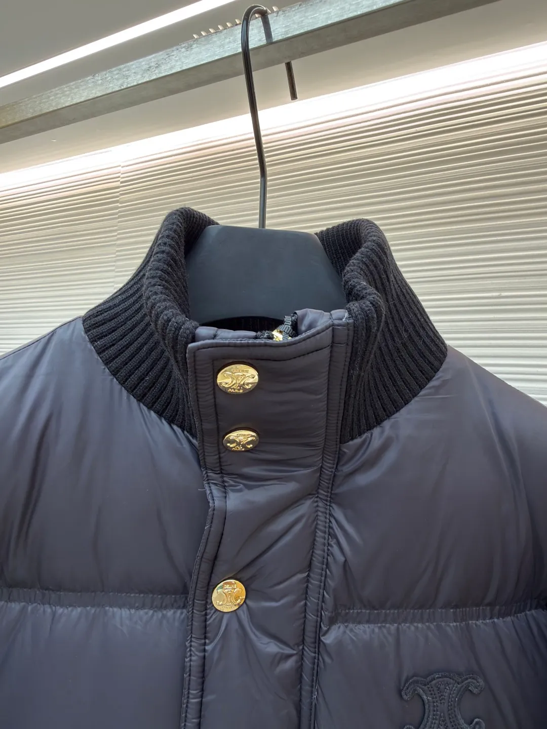 Celine long-sleeved down jacket [Women's clothing] ●Original version: purchased and developed by 16730 ●Item number: 1681320-E20 ●Fabric: white duck down fabric ●Technology: mechanical down filling ●Color: navy blue ●Version: fitted version ●Weight: about 810 grams ●Size: 36-38-40 ●Description: The outer fabric is made of 100% nylon (nylon). Its high-density structure achieves excellent windproof effect. It also has strong wear resistance and wrinkle resistance. It is scratch-free for daily wear and can be easily taken care of. The inner lining is made of 100% polyamide and has a smooth texture, further improving wearing comfort and freedom of movement. The body features TRIOMPHE's signature patches, crafted with high-density foam padding and embroidery. Each embroidery trace is precise and neat, and the back is lined and hemmed to ensure neatness inside and outside, the stitches are even and fine, the three-dimensional relief texture lasts as new, and the extraordinary creative spirit is demonstrated in every detail. The lining is fully hemmed, and the seams are flat and smooth, eliminating friction. Quilted thread encryption technology is implemented in key parts to effectively prevent the down from shifting and ensure that it maintains a uniform and fluffy shape for long-term wear. It is equipped with 2 convenient patch pockets and 7 customized TRIOMPHE snap buttons. Each snap button is firmly stitched and opens and closes smoothly, taking into account practical functions and exquisite aesthetics. The ribbed wool turtleneck is woven with fine wool and has moderate elasticity. It can closely fit the curve of the neck to achieve windproof and warm insulation without leaving any gaps. It is gentle on sensitive skin and is made of high-quality white duck down. It has high down content and excellent fluffiness. It is filled with a scientific ratio of duck down and polyester fiber, and combines the efficient temperature-locking properties of duck down with the long-lasting support of polyester fiber to create a lightweight, non-sense yet warm and reliable thermal insulation system, making it easier to keep out the cold. The overall wiring is straight and delicate, the fabric is comfortable and soft, and the color is consistent without color difference. It can be matched with the same style to create a fashionable look and control various occasions. Customized accessories, complete with three standards, same style for men and women!