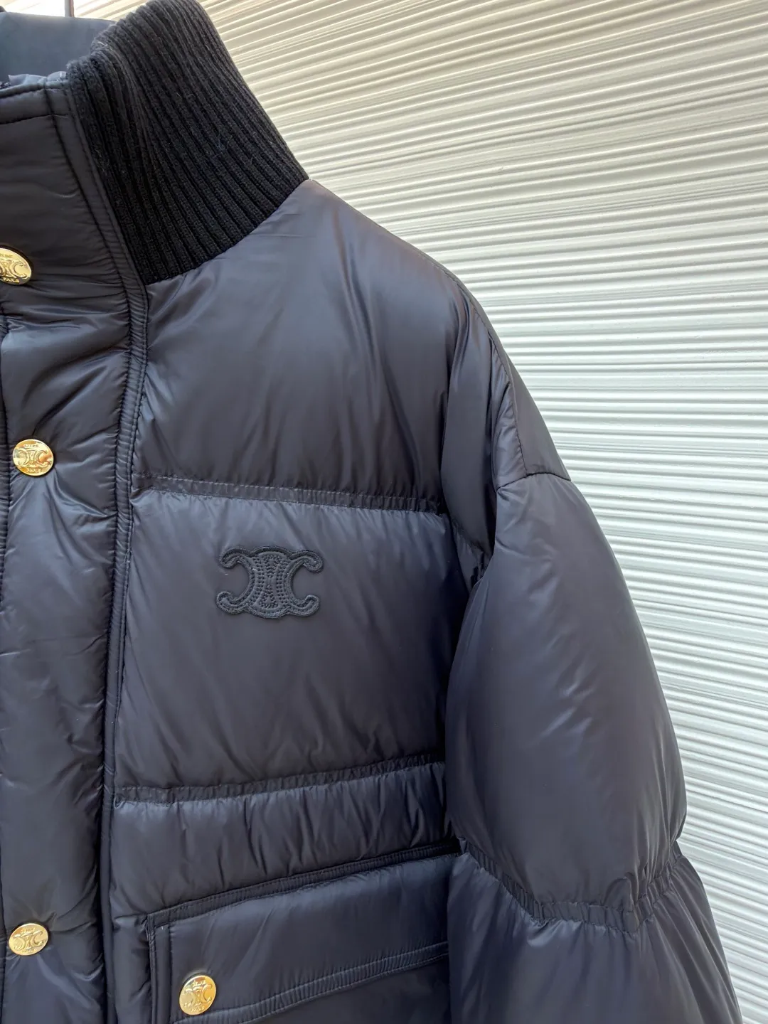 Celine long-sleeved down jacket [Women's clothing] ●Original version: purchased and developed by 16730 ●Item number: 1681320-E20 ●Fabric: white duck down fabric ●Technology: mechanical down filling ●Color: navy blue ●Version: fitted version ●Weight: about 810 grams ●Size: 36-38-40 ●Description: The outer fabric is made of 100% nylon (nylon). Its high-density structure achieves excellent windproof effect. It also has strong wear resistance and wrinkle resistance. It is scratch-free for daily wear and can be easily taken care of. The inner lining is made of 100% polyamide and has a smooth texture, further improving wearing comfort and freedom of movement. The body features TRIOMPHE's signature patches, crafted with high-density foam padding and embroidery. Each embroidery trace is precise and neat, and the back is lined and hemmed to ensure neatness inside and outside, the stitches are even and fine, the three-dimensional relief texture lasts as new, and the extraordinary creative spirit is demonstrated in every detail. The lining is fully hemmed, and the seams are flat and smooth, eliminating friction. Quilted thread encryption technology is implemented in key parts to effectively prevent the down from shifting and ensure that it maintains a uniform and fluffy shape for long-term wear. It is equipped with 2 convenient patch pockets and 7 customized TRIOMPHE snap buttons. Each snap button is firmly stitched and opens and closes smoothly, taking into account practical functions and exquisite aesthetics. The ribbed wool turtleneck is woven with fine wool and has moderate elasticity. It can closely fit the curve of the neck to achieve windproof and warm insulation without leaving any gaps. It is gentle on sensitive skin and is made of high-quality white duck down. It has high down content and excellent fluffiness. It is filled with a scientific ratio of duck down and polyester fiber, and combines the efficient temperature-locking properties of duck down with the long-lasting support of polyester fiber to create a lightweight, non-sense yet warm and reliable thermal insulation system, making it easier to keep out the cold. The overall wiring is straight and delicate, the fabric is comfortable and soft, and the color is consistent without color difference. It can be matched with the same style to create a fashionable look and control various occasions. Customized accessories, complete with three standards, same style for men and women!