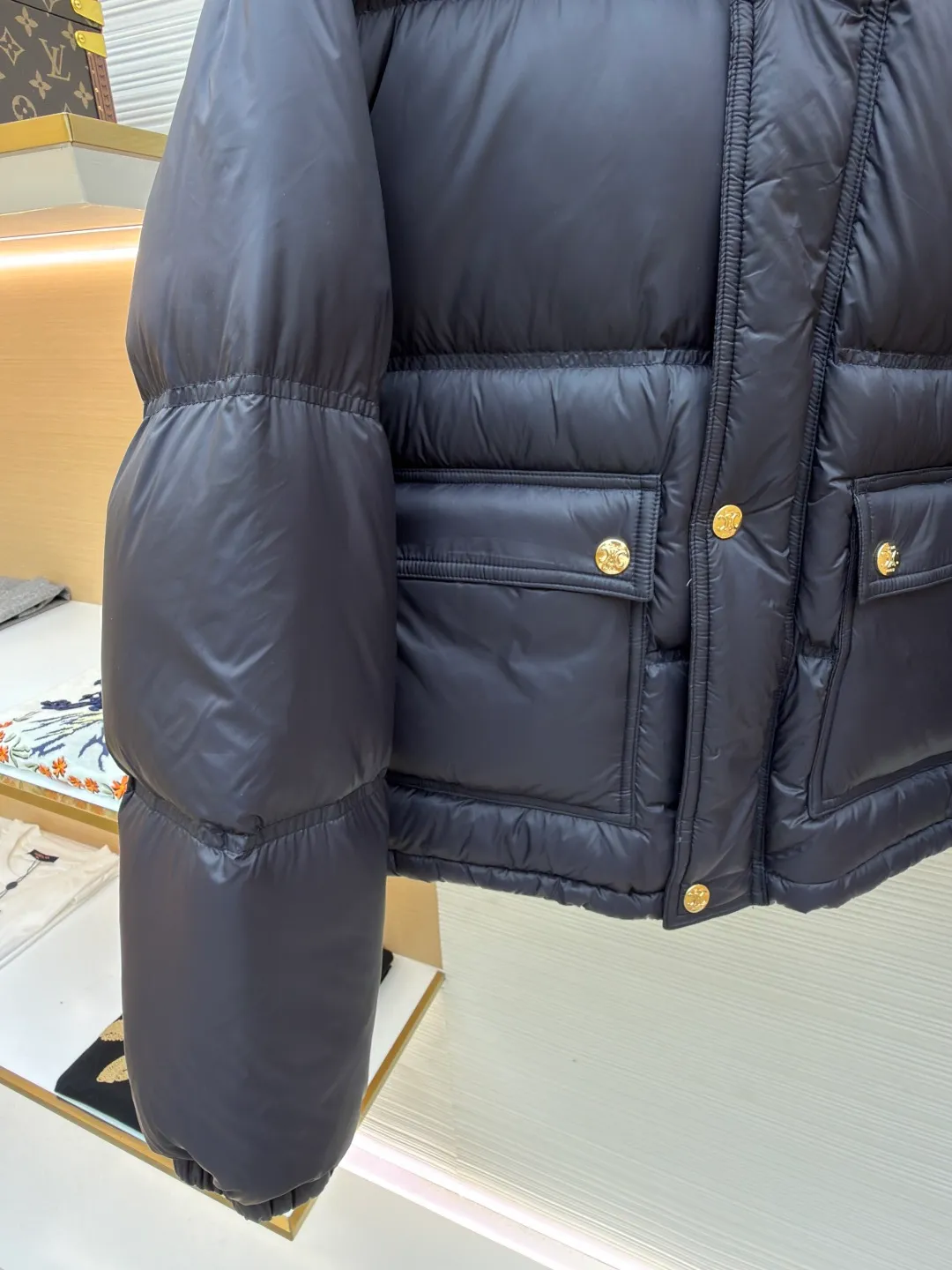 Celine long-sleeved down jacket [Women's clothing] ●Original version: purchased and developed by 16730 ●Item number: 1681320-E20 ●Fabric: white duck down fabric ●Technology: mechanical down filling ●Color: navy blue ●Version: fitted version ●Weight: about 810 grams ●Size: 36-38-40 ●Description: The outer fabric is made of 100% nylon (nylon). Its high-density structure achieves excellent windproof effect. It also has strong wear resistance and wrinkle resistance. It is scratch-free for daily wear and can be easily taken care of. The inner lining is made of 100% polyamide and has a smooth texture, further improving wearing comfort and freedom of movement. The body features TRIOMPHE's signature patches, crafted with high-density foam padding and embroidery. Each embroidery trace is precise and neat, and the back is lined and hemmed to ensure neatness inside and outside, the stitches are even and fine, the three-dimensional relief texture lasts as new, and the extraordinary creative spirit is demonstrated in every detail. The lining is fully hemmed, and the seams are flat and smooth, eliminating friction. Quilted thread encryption technology is implemented in key parts to effectively prevent the down from shifting and ensure that it maintains a uniform and fluffy shape for long-term wear. It is equipped with 2 convenient patch pockets and 7 customized TRIOMPHE snap buttons. Each snap button is firmly stitched and opens and closes smoothly, taking into account practical functions and exquisite aesthetics. The ribbed wool turtleneck is woven with fine wool and has moderate elasticity. It can closely fit the curve of the neck to achieve windproof and warm insulation without leaving any gaps. It is gentle on sensitive skin and is made of high-quality white duck down. It has high down content and excellent fluffiness. It is filled with a scientific ratio of duck down and polyester fiber, and combines the efficient temperature-locking properties of duck down with the long-lasting support of polyester fiber to create a lightweight, non-sense yet warm and reliable thermal insulation system, making it easier to keep out the cold. The overall wiring is straight and delicate, the fabric is comfortable and soft, and the color is consistent without color difference. It can be matched with the same style to create a fashionable look and control various occasions. Customized accessories, complete with three standards, same style for men and women!