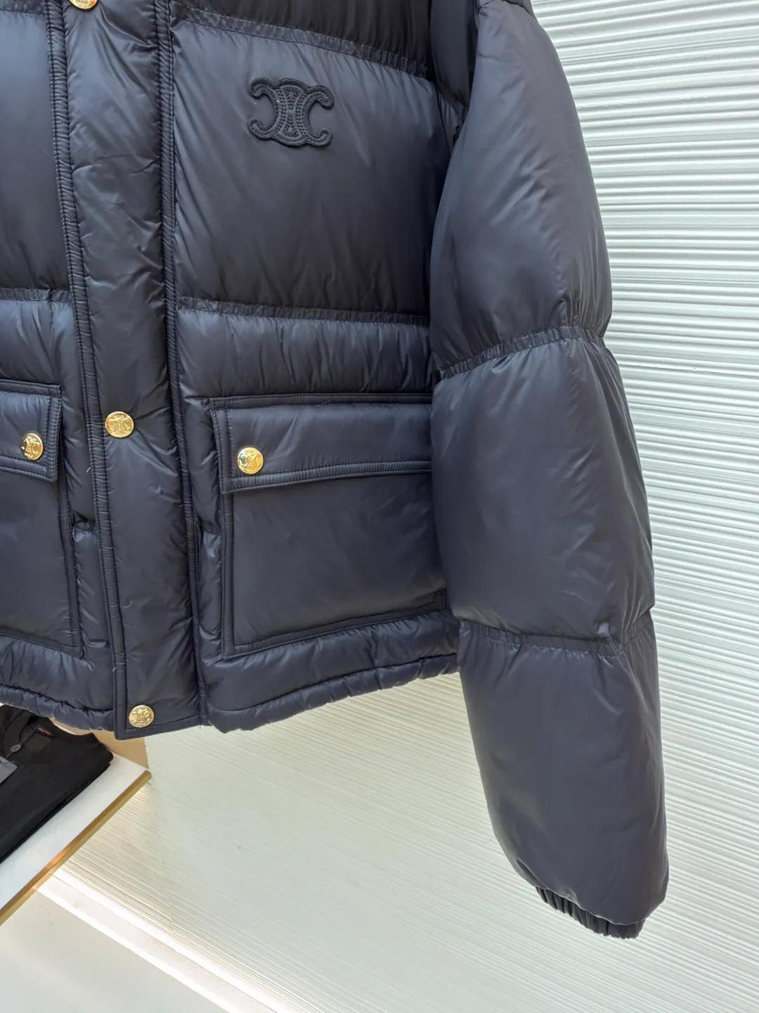 Celine long-sleeved down jacket [Women's clothing] ●Original version: purchased and developed by 16730 ●Item number: 1681320-E20 ●Fabric: white duck down fabric ●Technology: mechanical down filling ●Color: navy blue ●Version: fitted version ●Weight: about 810 grams ●Size: 36-38-40 ●Description: The outer fabric is made of 100% nylon (nylon). Its high-density structure achieves excellent windproof effect. It also has strong wear resistance and wrinkle resistance. It is scratch-free for daily wear and can be easily taken care of. The inner lining is made of 100% polyamide and has a smooth texture, further improving wearing comfort and freedom of movement. The body features TRIOMPHE's signature patches, crafted with high-density foam padding and embroidery. Each embroidery trace is precise and neat, and the back is lined and hemmed to ensure neatness inside and outside, the stitches are even and fine, the three-dimensional relief texture lasts as new, and the extraordinary creative spirit is demonstrated in every detail. The lining is fully hemmed, and the seams are flat and smooth, eliminating friction. Quilted thread encryption technology is implemented in key parts to effectively prevent the down from shifting and ensure that it maintains a uniform and fluffy shape for long-term wear. It is equipped with 2 convenient patch pockets and 7 customized TRIOMPHE snap buttons. Each snap button is firmly stitched and opens and closes smoothly, taking into account practical functions and exquisite aesthetics. The ribbed wool turtleneck is woven with fine wool and has moderate elasticity. It can closely fit the curve of the neck to achieve windproof and warm insulation without leaving any gaps. It is gentle on sensitive skin and is made of high-quality white duck down. It has high down content and excellent fluffiness. It is filled with a scientific ratio of duck down and polyester fiber, and combines the efficient temperature-locking properties of duck down with the long-lasting support of polyester fiber to create a lightweight, non-sense yet warm and reliable thermal insulation system, making it easier to keep out the cold. The overall wiring is straight and delicate, the fabric is comfortable and soft, and the color is consistent without color difference. It can be matched with the same style to create a fashionable look and control various occasions. Customized accessories, complete with three standards, same style for men and women!