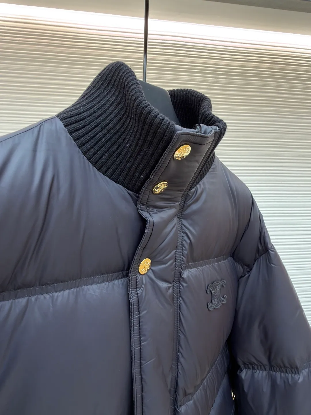 Celine long-sleeved down jacket [Women's clothing] ●Original version: purchased and developed by 16730 ●Item number: 1681320-E20 ●Fabric: white duck down fabric ●Technology: mechanical down filling ●Color: navy blue ●Version: fitted version ●Weight: about 810 grams ●Size: 36-38-40 ●Description: The outer fabric is made of 100% nylon (nylon). Its high-density structure achieves excellent windproof effect. It also has strong wear resistance and wrinkle resistance. It is scratch-free for daily wear and can be easily taken care of. The inner lining is made of 100% polyamide and has a smooth texture, further improving wearing comfort and freedom of movement. The body features TRIOMPHE's signature patches, crafted with high-density foam padding and embroidery. Each embroidery trace is precise and neat, and the back is lined and hemmed to ensure neatness inside and outside, the stitches are even and fine, the three-dimensional relief texture lasts as new, and the extraordinary creative spirit is demonstrated in every detail. The lining is fully hemmed, and the seams are flat and smooth, eliminating friction. Quilted thread encryption technology is implemented in key parts to effectively prevent the down from shifting and ensure that it maintains a uniform and fluffy shape for long-term wear. It is equipped with 2 convenient patch pockets and 7 customized TRIOMPHE snap buttons. Each snap button is firmly stitched and opens and closes smoothly, taking into account practical functions and exquisite aesthetics. The ribbed wool turtleneck is woven with fine wool and has moderate elasticity. It can closely fit the curve of the neck to achieve windproof and warm insulation without leaving any gaps. It is gentle on sensitive skin and is made of high-quality white duck down. It has high down content and excellent fluffiness. It is filled with a scientific ratio of duck down and polyester fiber, and combines the efficient temperature-locking properties of duck down with the long-lasting support of polyester fiber to create a lightweight, non-sense yet warm and reliable thermal insulation system, making it easier to keep out the cold. The overall wiring is straight and delicate, the fabric is comfortable and soft, and the color is consistent without color difference. It can be matched with the same style to create a fashionable look and control various occasions. Customized accessories, complete with three standards, same style for men and women!