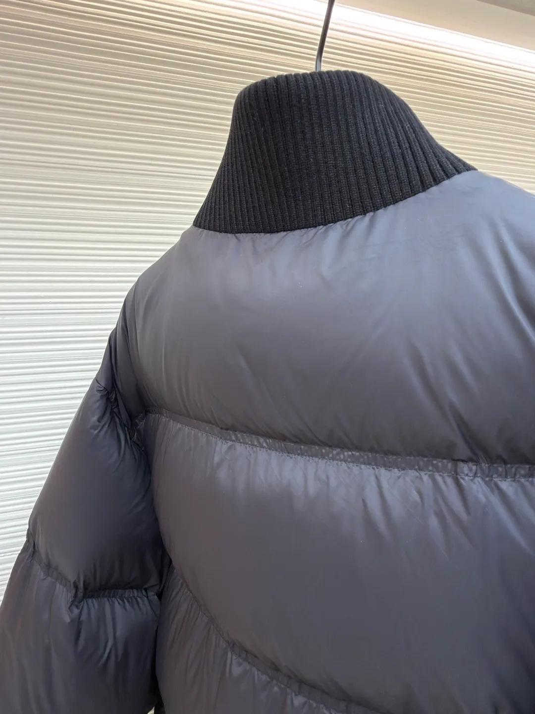 Celine long-sleeved down jacket [Women's clothing] ●Original version: purchased and developed by 16730 ●Item number: 1681320-E20 ●Fabric: white duck down fabric ●Technology: mechanical down filling ●Color: navy blue ●Version: fitted version ●Weight: about 810 grams ●Size: 36-38-40 ●Description: The outer fabric is made of 100% nylon (nylon). Its high-density structure achieves excellent windproof effect. It also has strong wear resistance and wrinkle resistance. It is scratch-free for daily wear and can be easily taken care of. The inner lining is made of 100% polyamide and has a smooth texture, further improving wearing comfort and freedom of movement. The body features TRIOMPHE's signature patches, crafted with high-density foam padding and embroidery. Each embroidery trace is precise and neat, and the back is lined and hemmed to ensure neatness inside and outside, the stitches are even and fine, the three-dimensional relief texture lasts as new, and the extraordinary creative spirit is demonstrated in every detail. The lining is fully hemmed, and the seams are flat and smooth, eliminating friction. Quilted thread encryption technology is implemented in key parts to effectively prevent the down from shifting and ensure that it maintains a uniform and fluffy shape for long-term wear. It is equipped with 2 convenient patch pockets and 7 customized TRIOMPHE snap buttons. Each snap button is firmly stitched and opens and closes smoothly, taking into account practical functions and exquisite aesthetics. The ribbed wool turtleneck is woven with fine wool and has moderate elasticity. It can closely fit the curve of the neck to achieve windproof and warm insulation without leaving any gaps. It is gentle on sensitive skin and is made of high-quality white duck down. It has high down content and excellent fluffiness. It is filled with a scientific ratio of duck down and polyester fiber, and combines the efficient temperature-locking properties of duck down with the long-lasting support of polyester fiber to create a lightweight, non-sense yet warm and reliable thermal insulation system, making it easier to keep out the cold. The overall wiring is straight and delicate, the fabric is comfortable and soft, and the color is consistent without color difference. It can be matched with the same style to create a fashionable look and control various occasions. Customized accessories, complete with three standards, same style for men and women!