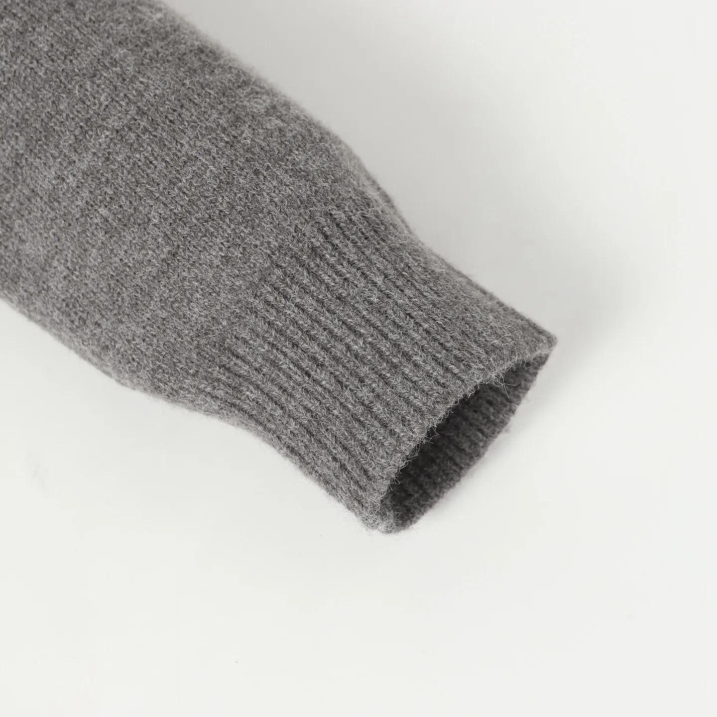 🅿️370 Celine 24FW small embroidered turtleneck sweater (grey) originally purchased for 12,500, the fabric is made of expanded wool blend, soft to the touch, comfortable and close to the skin, the iconic Arc de Triomphe embroidery embellishes the front The Celine half-zip on the chest is a sublimation, a harmonious blend of sophistication and dynamism. It adopts imported machine embroidery technology, advanced computer control systems and precision mechanical components to realize the Arc de Triomphe embroidery operation. The lines are smooth and delicate with high precision. Same size for men and women. Size: S M L
