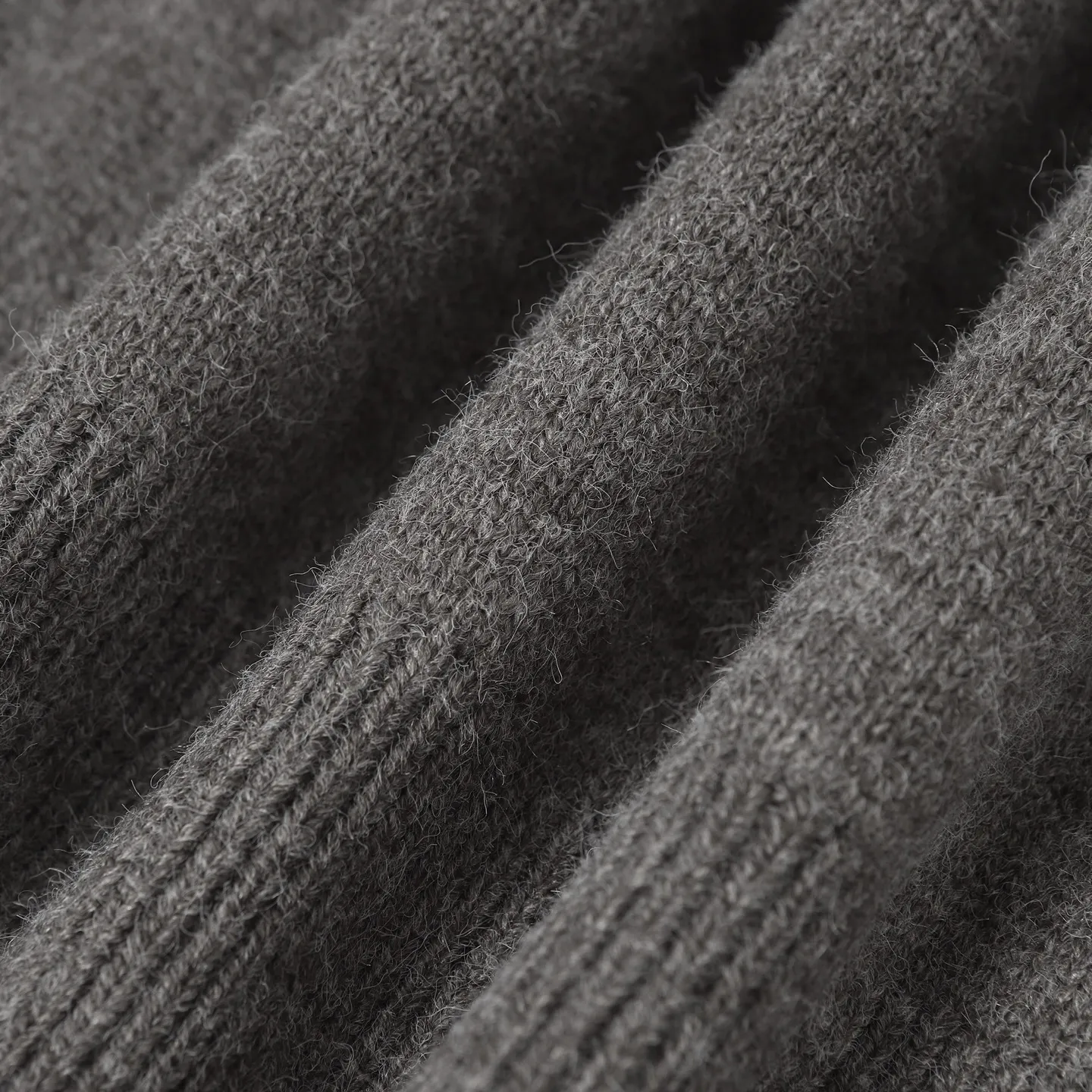 🅿️370 Celine 24FW small embroidered turtleneck sweater (grey) originally purchased for 12,500, the fabric is made of expanded wool blend, soft to the touch, comfortable and close to the skin, the iconic Arc de Triomphe embroidery embellishes the front The Celine half-zip on the chest is a sublimation, a harmonious blend of sophistication and dynamism. It adopts imported machine embroidery technology, advanced computer control systems and precision mechanical components to realize the Arc de Triomphe embroidery operation. The lines are smooth and delicate with high precision. Same size for men and women. Size: S M L