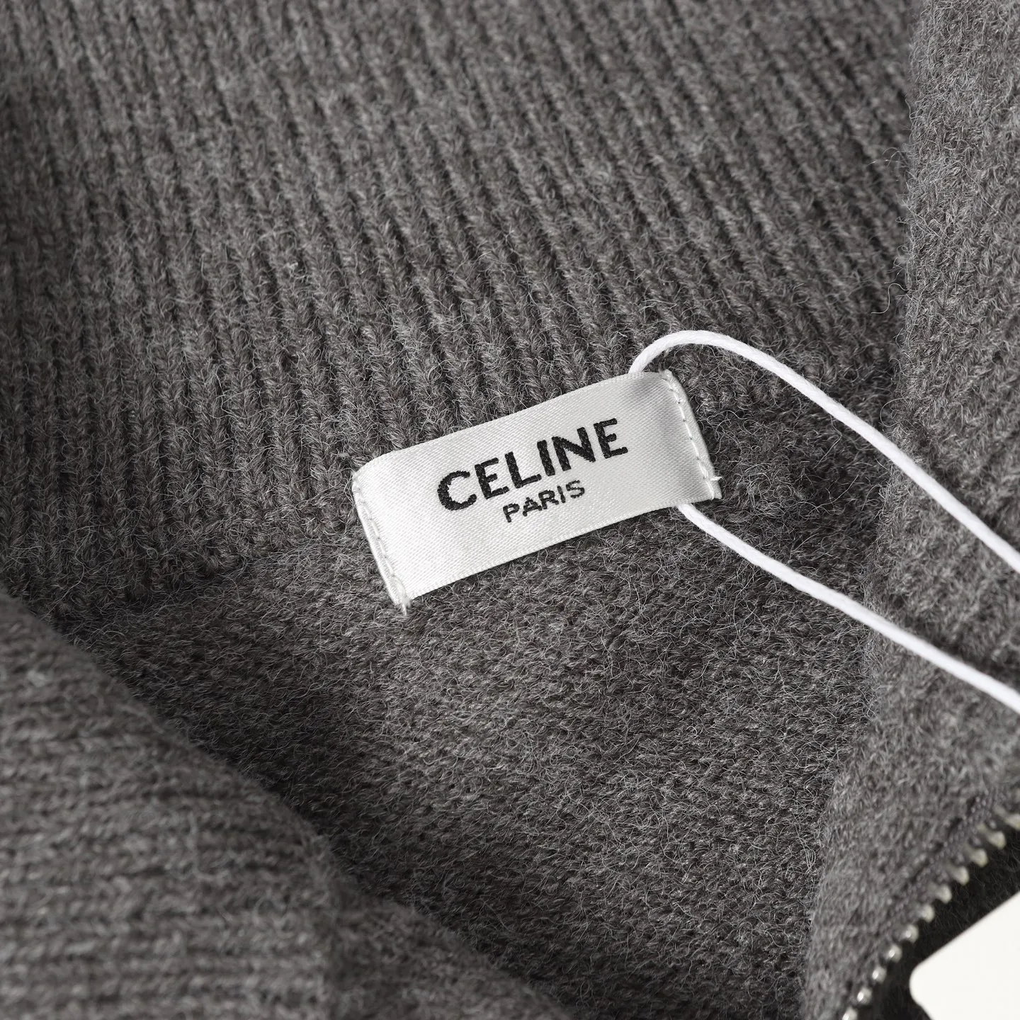 🅿️370 Celine 24FW small embroidered turtleneck sweater (grey) originally purchased for 12,500, the fabric is made of expanded wool blend, soft to the touch, comfortable and close to the skin, the iconic Arc de Triomphe embroidery embellishes the front The Celine half-zip on the chest is a sublimation, a harmonious blend of sophistication and dynamism. It adopts imported machine embroidery technology, advanced computer control systems and precision mechanical components to realize the Arc de Triomphe embroidery operation. The lines are smooth and delicate with high precision. Same size for men and women. Size: S M L