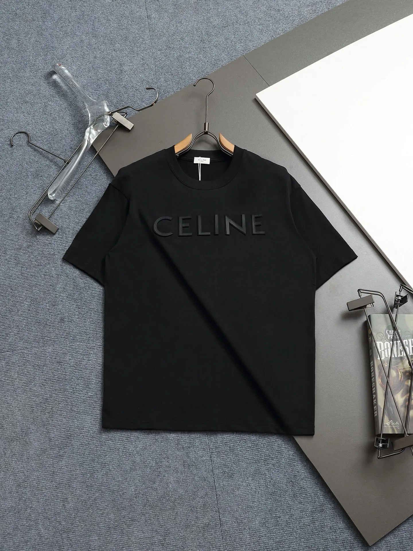 🅿️170 [Boutique] CELINE 3D three-dimensional embossed short-sleeved fabric: specifications are made of solid 280g 100% cotton, Lamborghini in knitting, custom-woven and dyed! It is a highly sensitive special color. Our requirement for the fabric is to use imported dyes under UV light and D65 light. It took half a month to adjust the color. The color thickness cannot be achieved by ordinary dyes. The cost of the fabric is twice that of ordinary color fabrics. The cost is extremely expensive!                  Printing: Using imported glue, no burrs, the printing texture is clearly visible, the printing details can be seen in the picture, the thickness and texture are completely restored, the wiring workmanship is produced with high requirements, and it is impeccable! Packaging: 12C thickened packaging bag, supporting thickened glossy paper and anti-counterfeiting buckle.                          Size: XS S M L