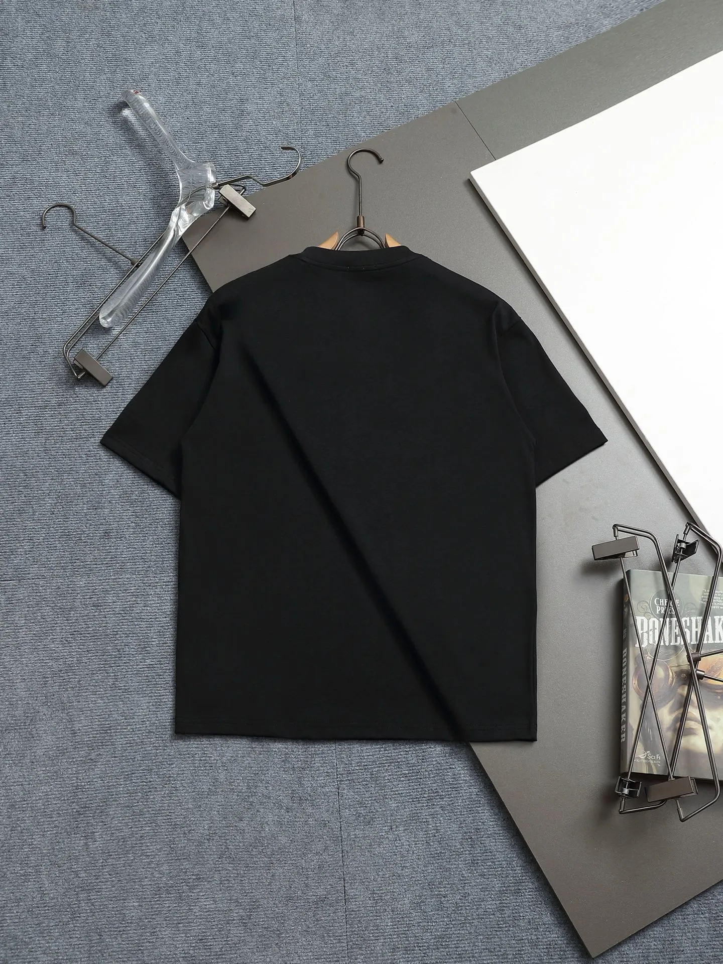 🅿️170 [Boutique] CELINE 3D three-dimensional embossed short-sleeved fabric: specifications are made of solid 280g 100% cotton, Lamborghini in knitting, custom-woven and dyed! It is a highly sensitive special color. Our requirement for the fabric is to use imported dyes under UV light and D65 light. It took half a month to adjust the color. The color thickness cannot be achieved by ordinary dyes. The cost of the fabric is twice that of ordinary color fabrics. The cost is extremely expensive!                  Printing: Using imported glue, no burrs, the printing texture is clearly visible, the printing details can be seen in the picture, the thickness and texture are completely restored, the wiring workmanship is produced with high requirements, and it is impeccable! Packaging: 12C thickened packaging bag, supporting thickened glossy paper and anti-counterfeiting buckle.                          Size: XS S M L
