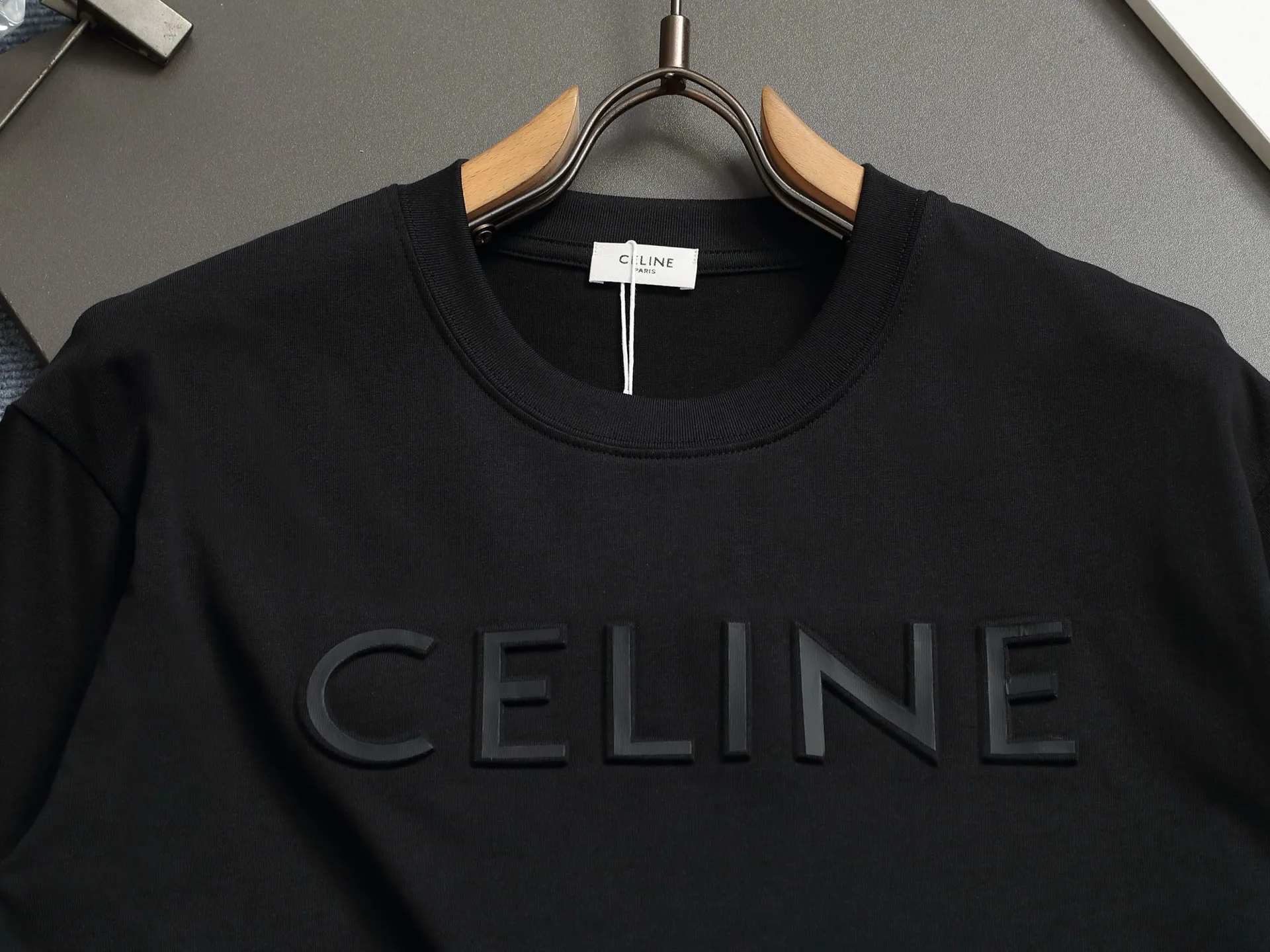 🅿️170 [Boutique] CELINE 3D three-dimensional embossed short-sleeved fabric: specifications are made of solid 280g 100% cotton, Lamborghini in knitting, custom-woven and dyed! It is a highly sensitive special color. Our requirement for the fabric is to use imported dyes under UV light and D65 light. It took half a month to adjust the color. The color thickness cannot be achieved by ordinary dyes. The cost of the fabric is twice that of ordinary color fabrics. The cost is extremely expensive!                  Printing: Using imported glue, no burrs, the printing texture is clearly visible, the printing details can be seen in the picture, the thickness and texture are completely restored, the wiring workmanship is produced with high requirements, and it is impeccable! Packaging: 12C thickened packaging bag, supporting thickened glossy paper and anti-counterfeiting buckle.                          Size: XS S M L