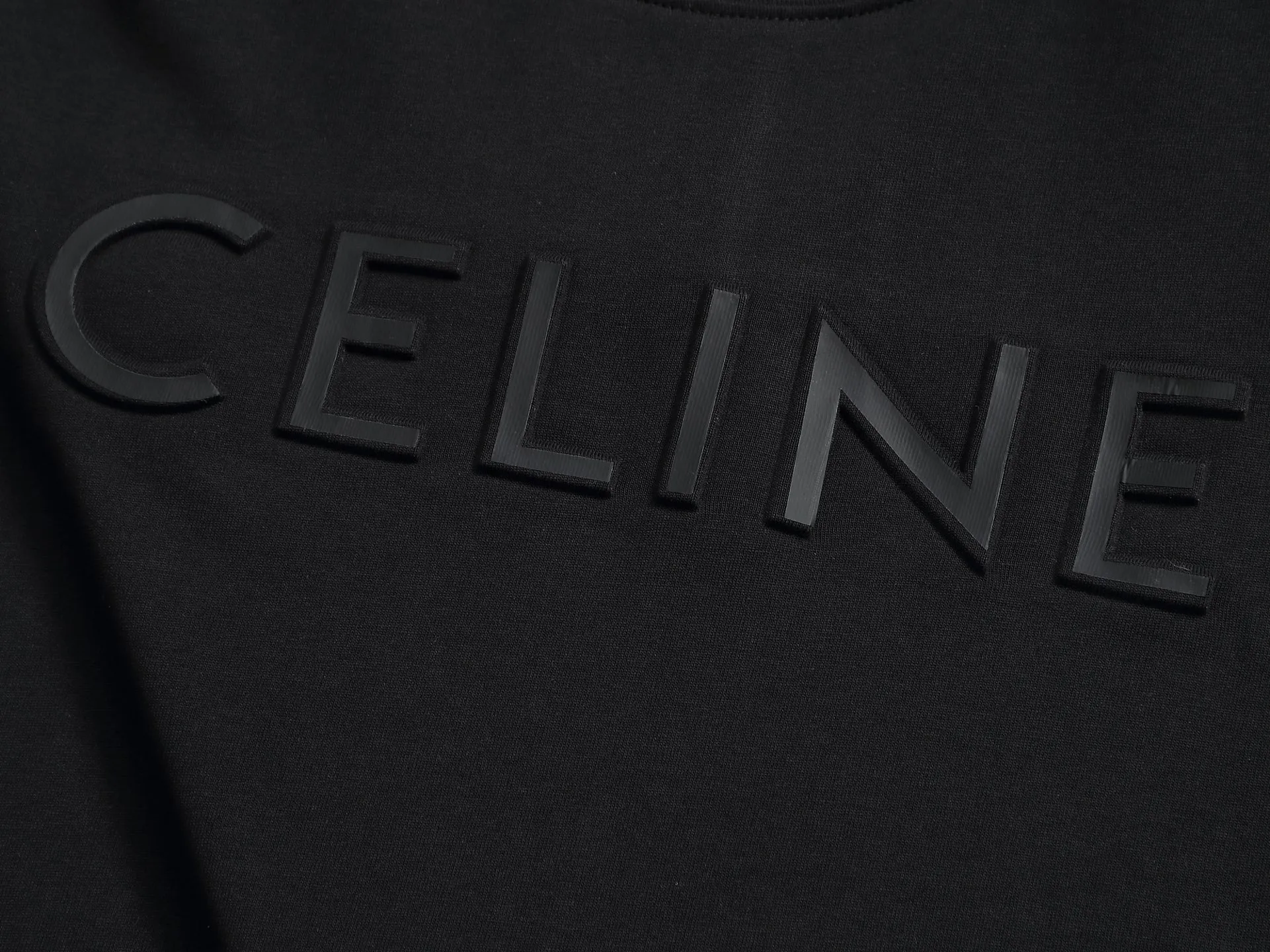 🅿️170 [Boutique] CELINE 3D three-dimensional embossed short-sleeved fabric: specifications are made of solid 280g 100% cotton, Lamborghini in knitting, custom-woven and dyed! It is a highly sensitive special color. Our requirement for the fabric is to use imported dyes under UV light and D65 light. It took half a month to adjust the color. The color thickness cannot be achieved by ordinary dyes. The cost of the fabric is twice that of ordinary color fabrics. The cost is extremely expensive!                  Printing: Using imported glue, no burrs, the printing texture is clearly visible, the printing details can be seen in the picture, the thickness and texture are completely restored, the wiring workmanship is produced with high requirements, and it is impeccable! Packaging: 12C thickened packaging bag, supporting thickened glossy paper and anti-counterfeiting buckle.                          Size: XS S M L
