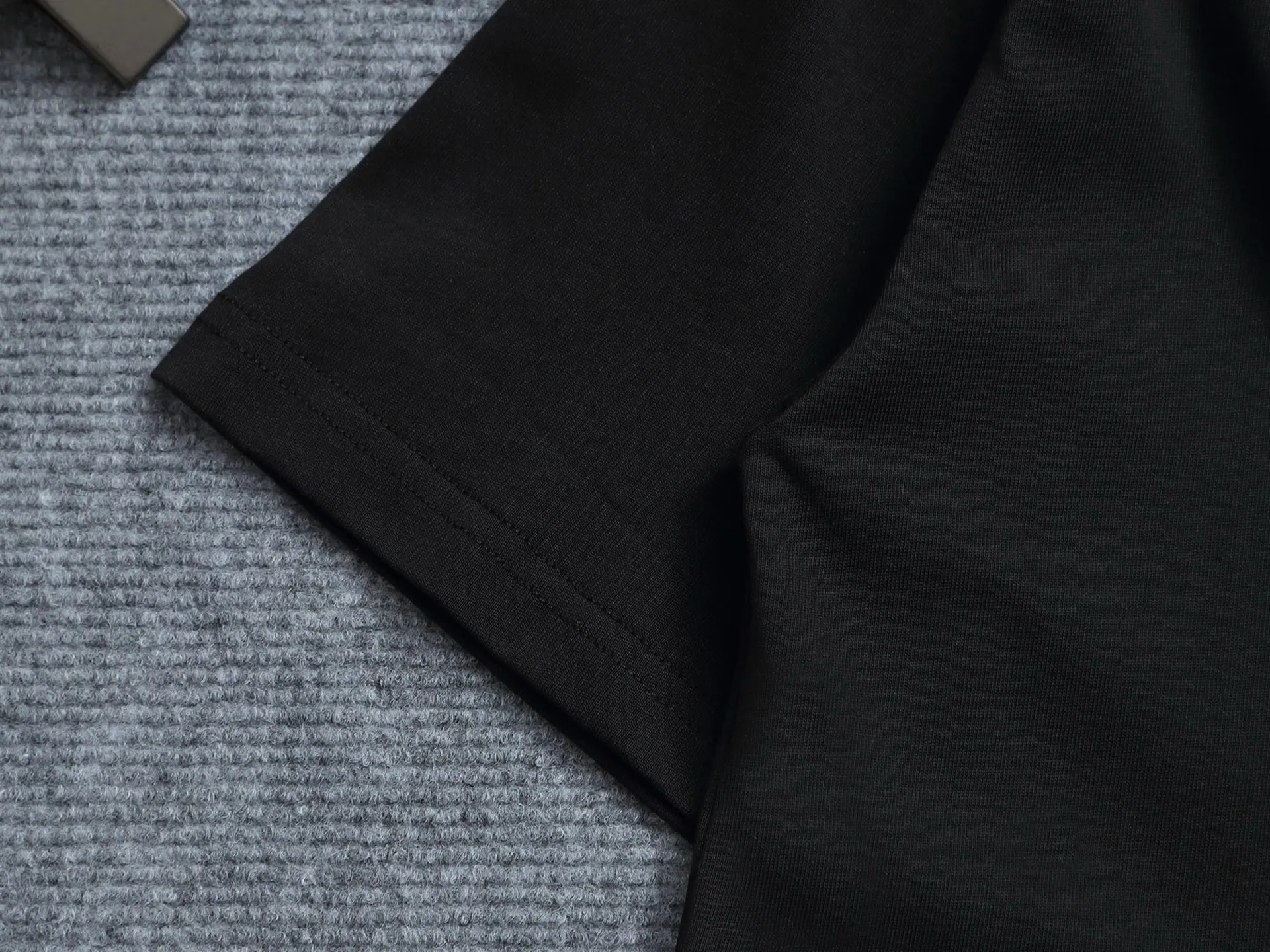 🅿️170 [Boutique] CELINE 3D three-dimensional embossed short-sleeved fabric: specifications are made of solid 280g 100% cotton, Lamborghini in knitting, custom-woven and dyed! It is a highly sensitive special color. Our requirement for the fabric is to use imported dyes under UV light and D65 light. It took half a month to adjust the color. The color thickness cannot be achieved by ordinary dyes. The cost of the fabric is twice that of ordinary color fabrics. The cost is extremely expensive!                  Printing: Using imported glue, no burrs, the printing texture is clearly visible, the printing details can be seen in the picture, the thickness and texture are completely restored, the wiring workmanship is produced with high requirements, and it is impeccable! Packaging: 12C thickened packaging bag, supporting thickened glossy paper and anti-counterfeiting buckle.                          Size: XS S M L