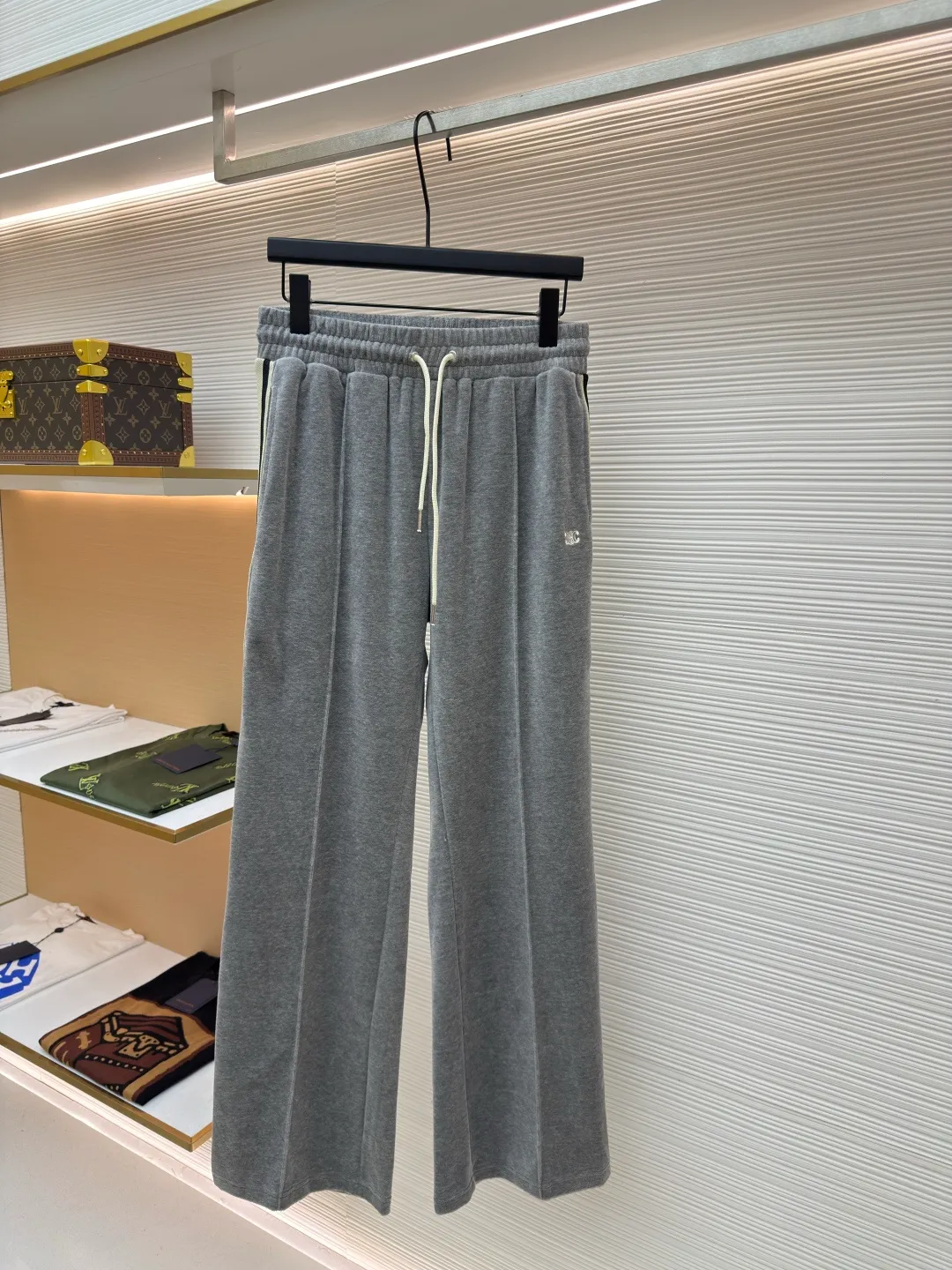 Celine Arc de Triomphe embroidered trousers ●Original version: Purchased and developed for 10500 ●Item number: 1680739-A75 ●Fabric: Yunrou twin velvet matt sateen fabric ●Technology: embroidery production ●Version: Fitted version ●Weight: about 510 grams ●Size: S-M-L-XL ●Description: Customized Yunrou twin velvet matt sateen, delicate and smooth, skin-friendly like clouds wrapped in high-grade gray as the main tone Low-key yet rich in connotation, the iconic CELINE Arc de Triomphe embroidery is revived on the gray mist velvet surface, making it highly recognizable. The contrasting ribbons on both sides are sublimated to enhance the tension of the colors. The visual impact between movement and stillness. The lazy lines of the straight drape version are both strong and soft. When taken apart, it is a style item. When worn together, it is an aura shirt. The suit is a worry-free outfit. Adopt imported machine embroidery technology, use advanced computer control systems and precision mechanical components to achieve Arc de Triomphe embroidery operations with high precision. The lines are smooth and delicate, and the fabrics have been washed. It has a better hand feel and texture, is not easy to deform, is not easy to shrink, is not easy to fade, and maintains long-term beauty. The overall wiring is straight and delicate, the fabric is comfortable and soft, and the color is consistent without color difference. It can be matched with the same style to create a fashionable look and control various occasions. Customized accessories, complete with three standards, same style for men and women!