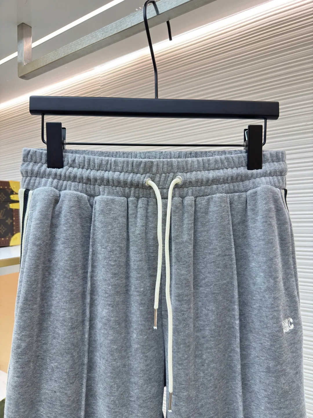 Celine Arc de Triomphe embroidered trousers ●Original version: Purchased and developed for 10500 ●Item number: 1680739-A75 ●Fabric: Yunrou twin velvet matt sateen fabric ●Technology: embroidery production ●Version: Fitted version ●Weight: about 510 grams ●Size: S-M-L-XL ●Description: Customized Yunrou twin velvet matt sateen, delicate and smooth, skin-friendly like clouds wrapped in high-grade gray as the main tone Low-key yet rich in connotation, the iconic CELINE Arc de Triomphe embroidery is revived on the gray mist velvet surface, making it highly recognizable. The contrasting ribbons on both sides are sublimated to enhance the tension of the colors. The visual impact between movement and stillness. The lazy lines of the straight drape version are both strong and soft. When taken apart, it is a style item. When worn together, it is an aura shirt. The suit is a worry-free outfit. Adopt imported machine embroidery technology, use advanced computer control systems and precision mechanical components to achieve Arc de Triomphe embroidery operations with high precision. The lines are smooth and delicate, and the fabrics have been washed. It has a better hand feel and texture, is not easy to deform, is not easy to shrink, is not easy to fade, and maintains long-term beauty. The overall wiring is straight and delicate, the fabric is comfortable and soft, and the color is consistent without color difference. It can be matched with the same style to create a fashionable look and control various occasions. Customized accessories, complete with three standards, same style for men and women!