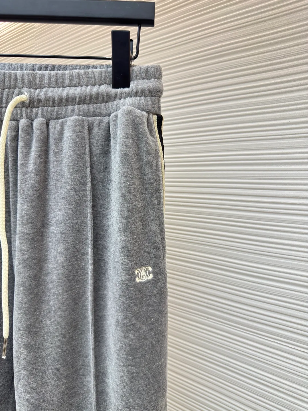 Celine Arc de Triomphe embroidered trousers ●Original version: Purchased and developed for 10500 ●Item number: 1680739-A75 ●Fabric: Yunrou twin velvet matt sateen fabric ●Technology: embroidery production ●Version: Fitted version ●Weight: about 510 grams ●Size: S-M-L-XL ●Description: Customized Yunrou twin velvet matt sateen, delicate and smooth, skin-friendly like clouds wrapped in high-grade gray as the main tone Low-key yet rich in connotation, the iconic CELINE Arc de Triomphe embroidery is revived on the gray mist velvet surface, making it highly recognizable. The contrasting ribbons on both sides are sublimated to enhance the tension of the colors. The visual impact between movement and stillness. The lazy lines of the straight drape version are both strong and soft. When taken apart, it is a style item. When worn together, it is an aura shirt. The suit is a worry-free outfit. Adopt imported machine embroidery technology, use advanced computer control systems and precision mechanical components to achieve Arc de Triomphe embroidery operations with high precision. The lines are smooth and delicate, and the fabrics have been washed. It has a better hand feel and texture, is not easy to deform, is not easy to shrink, is not easy to fade, and maintains long-term beauty. The overall wiring is straight and delicate, the fabric is comfortable and soft, and the color is consistent without color difference. It can be matched with the same style to create a fashionable look and control various occasions. Customized accessories, complete with three standards, same style for men and women!