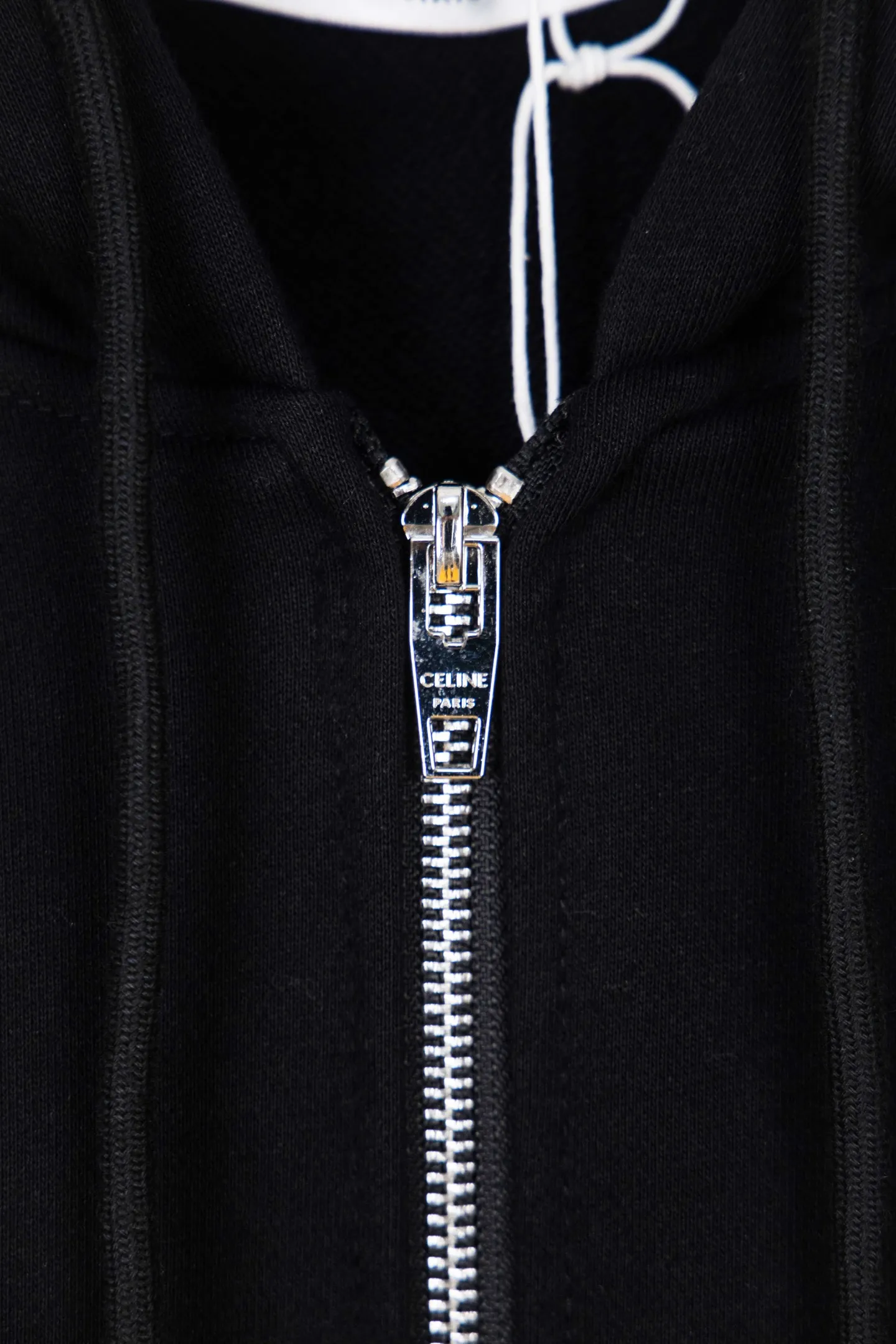 🅿️260 Model No.: M255 CELINE/Celine Classic Capsule Series Zipper Jacket The CE classic model is the hottest, most elegant and most versatile one in the capsule series. In terms of design, it is the most common basic style among sweatshirts. There are no fancy tricks, and the letter design is used to embellish the overall style. Simple and clear, you will know at a glance that you will not regret buying it. It can be used in all wardrobes for commuting, and it is full of temperament! As for the fabric, you really want it! The simpler a sweatshirt like this is, the more exquisite its materials and craftsmanship are. It is made of 400g high-gram weight dust-free cloth. The body has a heavy feeling, the needle-cut texture is tight, and the skin feels clear and natural. Every time you throw it away, you can feel the noble texture of the clothes, just like the noble temperament displayed on the counter. The letter printing uses imported fine matte black paste. The matte printing completely penetrates into the fabric and blends into one! Size：S-XL