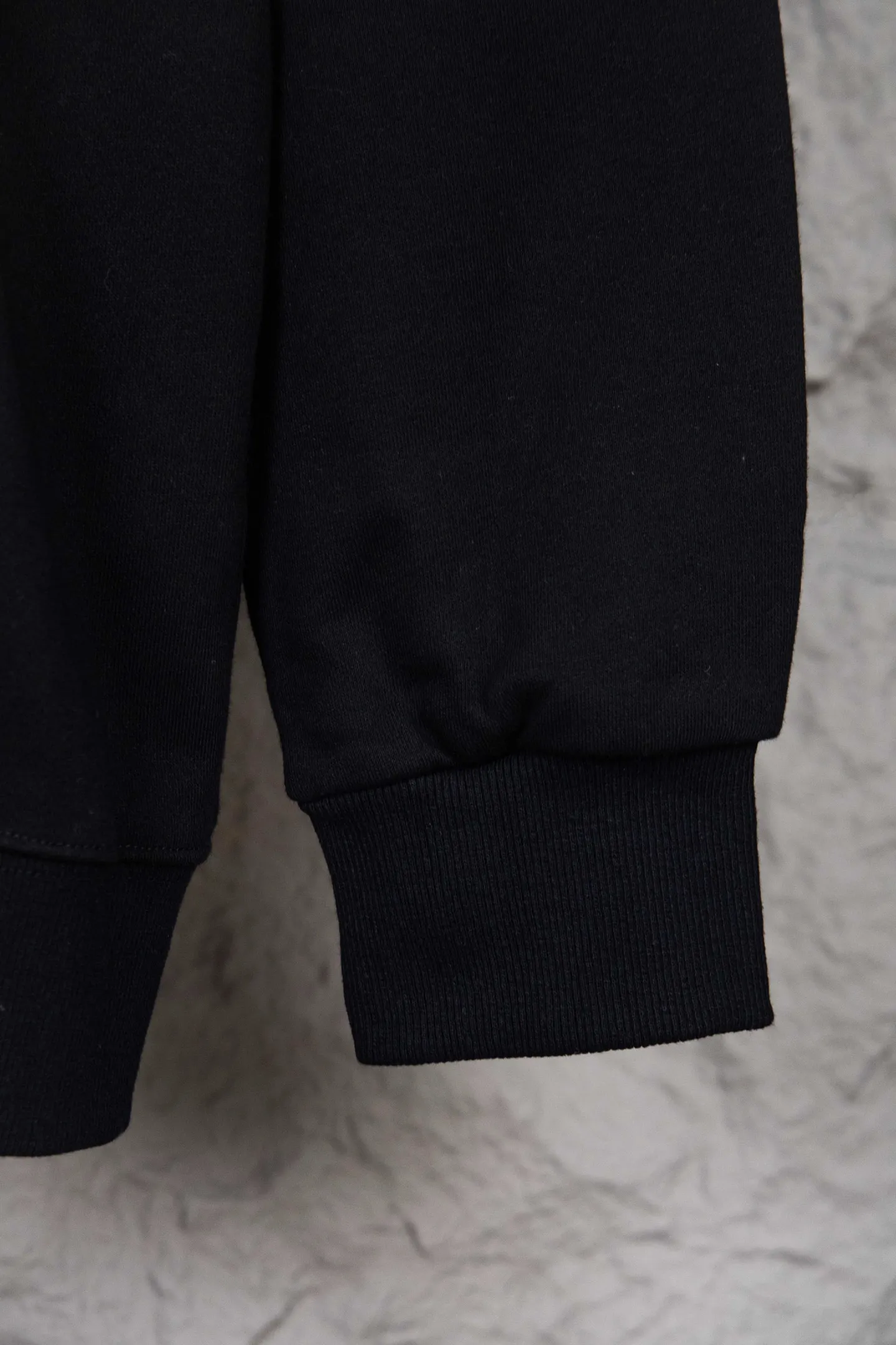 🅿️260 Model No.: M255 CELINE/Celine Classic Capsule Series Zipper Jacket The CE classic model is the hottest, most elegant and most versatile one in the capsule series. In terms of design, it is the most common basic style among sweatshirts. There are no fancy tricks, and the letter design is used to embellish the overall style. Simple and clear, you will know at a glance that you will not regret buying it. It can be used in all wardrobes for commuting, and it is full of temperament! As for the fabric, you really want it! The simpler a sweatshirt like this is, the more exquisite its materials and craftsmanship are. It is made of 400g high-gram weight dust-free cloth. The body has a heavy feeling, the needle-cut texture is tight, and the skin feels clear and natural. Every time you throw it away, you can feel the noble texture of the clothes, just like the noble temperament displayed on the counter. The letter printing uses imported fine matte black paste. The matte printing completely penetrates into the fabric and blends into one! Size：S-XL