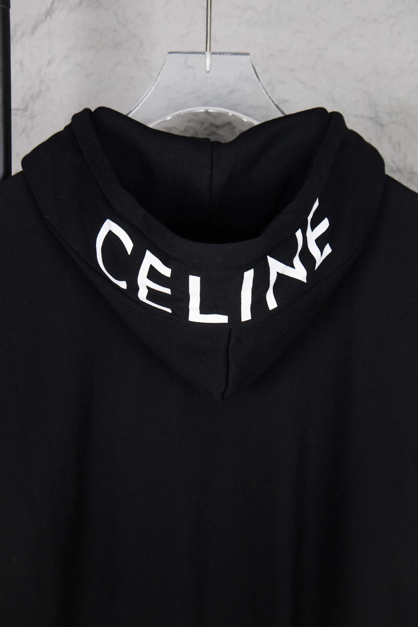 🅿️260 Model No.: M255 CELINE/Celine Classic Capsule Series Zipper Jacket The CE classic model is the hottest, most elegant and most versatile one in the capsule series. In terms of design, it is the most common basic style among sweatshirts. There are no fancy tricks, and the letter design is used to embellish the overall style. Simple and clear, you will know at a glance that you will not regret buying it. It can be used in all wardrobes for commuting, and it is full of temperament! As for the fabric, you really want it! The simpler a sweatshirt like this is, the more exquisite its materials and craftsmanship are. It is made of 400g high-gram weight dust-free cloth. The body has a heavy feeling, the needle-cut texture is tight, and the skin feels clear and natural. Every time you throw it away, you can feel the noble texture of the clothes, just like the noble temperament displayed on the counter. The letter printing uses imported fine matte black paste. The matte printing completely penetrates into the fabric and blends into one! Size：S-XL