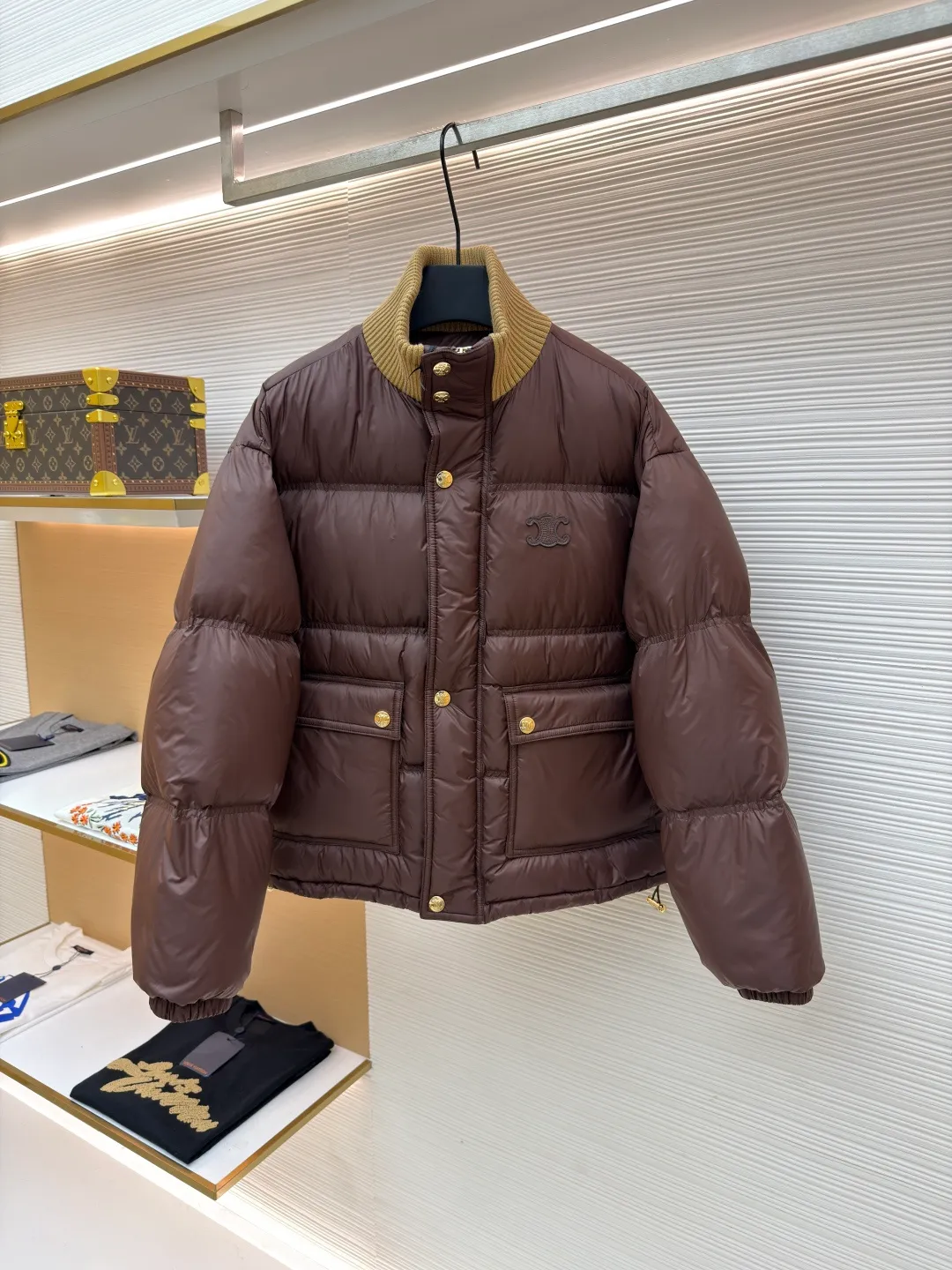 Celine long-sleeved down jacket [women's clothing] ●Original version: purchased and developed by 21416 ●Item number: 1681318-E20 ●Fabric: white duck down fabric ●Technology: mechanical down filling ●Color: brown ●Version: fitted version ●Weight: about 810 grams ●Size: 36-38-40 ●Description: The outer fabric is made of 100% nylon (nylon). Its high-density structure achieves excellent windproof effect. It also has strong wear resistance and wrinkle resistance. It is scratch-free for daily wear and can be easily taken care of. The inner lining is made of 100% polyamide and has a smooth texture, further improving wearing comfort and freedom of movement. The body features TRIOMPHE's signature patches, crafted with high-density foam padding and embroidery. Each embroidery trace is precise and neat, and the back is lined and hemmed to ensure neatness inside and outside, the stitches are even and fine, the three-dimensional relief texture lasts as new, and the extraordinary creative spirit is demonstrated in every detail. The lining is fully hemmed, and the seams are flat and smooth, eliminating friction. Quilted thread encryption technology is implemented in key parts to effectively prevent the down from shifting and ensure that it maintains a uniform and fluffy shape for long-term wear. It is equipped with 2 convenient patch pockets and 7 customized TRIOMPHE snap buttons. Each snap button is firmly stitched and opens and closes smoothly, taking into account practical functions and exquisite aesthetics. The ribbed wool turtleneck is woven with fine wool and has moderate elasticity. It can closely fit the curve of the neck to achieve windproof and warm insulation without leaving any gaps. It is gentle on sensitive skin and is made of high-quality white duck down. It has high down content and excellent fluffiness. It is filled with a scientific ratio of duck down and polyester fiber, and combines the efficient temperature-locking properties of duck down with the long-lasting support of polyester fiber to create a lightweight, non-sense yet warm and reliable thermal insulation system, making it easier to keep out the cold. The overall wiring is straight and delicate, the fabric is comfortable and soft, and the color is consistent without color difference. It can be matched with the same style to create a fashionable look and control various occasions. Customized accessories, complete with three standards, same style for men and women!