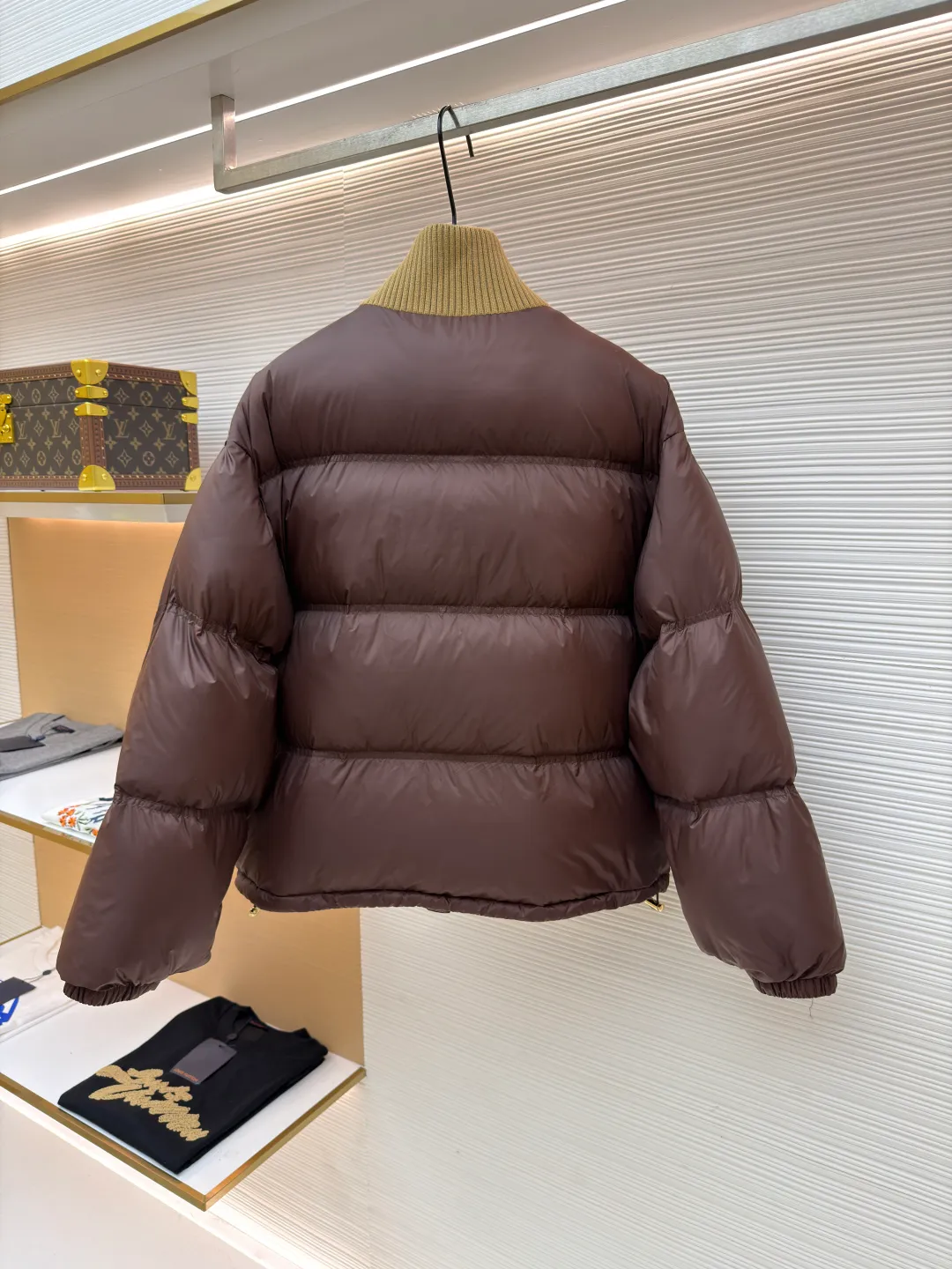 Celine long-sleeved down jacket [women's clothing] ●Original version: purchased and developed by 21416 ●Item number: 1681318-E20 ●Fabric: white duck down fabric ●Technology: mechanical down filling ●Color: brown ●Version: fitted version ●Weight: about 810 grams ●Size: 36-38-40 ●Description: The outer fabric is made of 100% nylon (nylon). Its high-density structure achieves excellent windproof effect. It also has strong wear resistance and wrinkle resistance. It is scratch-free for daily wear and can be easily taken care of. The inner lining is made of 100% polyamide and has a smooth texture, further improving wearing comfort and freedom of movement. The body features TRIOMPHE's signature patches, crafted with high-density foam padding and embroidery. Each embroidery trace is precise and neat, and the back is lined and hemmed to ensure neatness inside and outside, the stitches are even and fine, the three-dimensional relief texture lasts as new, and the extraordinary creative spirit is demonstrated in every detail. The lining is fully hemmed, and the seams are flat and smooth, eliminating friction. Quilted thread encryption technology is implemented in key parts to effectively prevent the down from shifting and ensure that it maintains a uniform and fluffy shape for long-term wear. It is equipped with 2 convenient patch pockets and 7 customized TRIOMPHE snap buttons. Each snap button is firmly stitched and opens and closes smoothly, taking into account practical functions and exquisite aesthetics. The ribbed wool turtleneck is woven with fine wool and has moderate elasticity. It can closely fit the curve of the neck to achieve windproof and warm insulation without leaving any gaps. It is gentle on sensitive skin and is made of high-quality white duck down. It has high down content and excellent fluffiness. It is filled with a scientific ratio of duck down and polyester fiber, and combines the efficient temperature-locking properties of duck down with the long-lasting support of polyester fiber to create a lightweight, non-sense yet warm and reliable thermal insulation system, making it easier to keep out the cold. The overall wiring is straight and delicate, the fabric is comfortable and soft, and the color is consistent without color difference. It can be matched with the same style to create a fashionable look and control various occasions. Customized accessories, complete with three standards, same style for men and women!