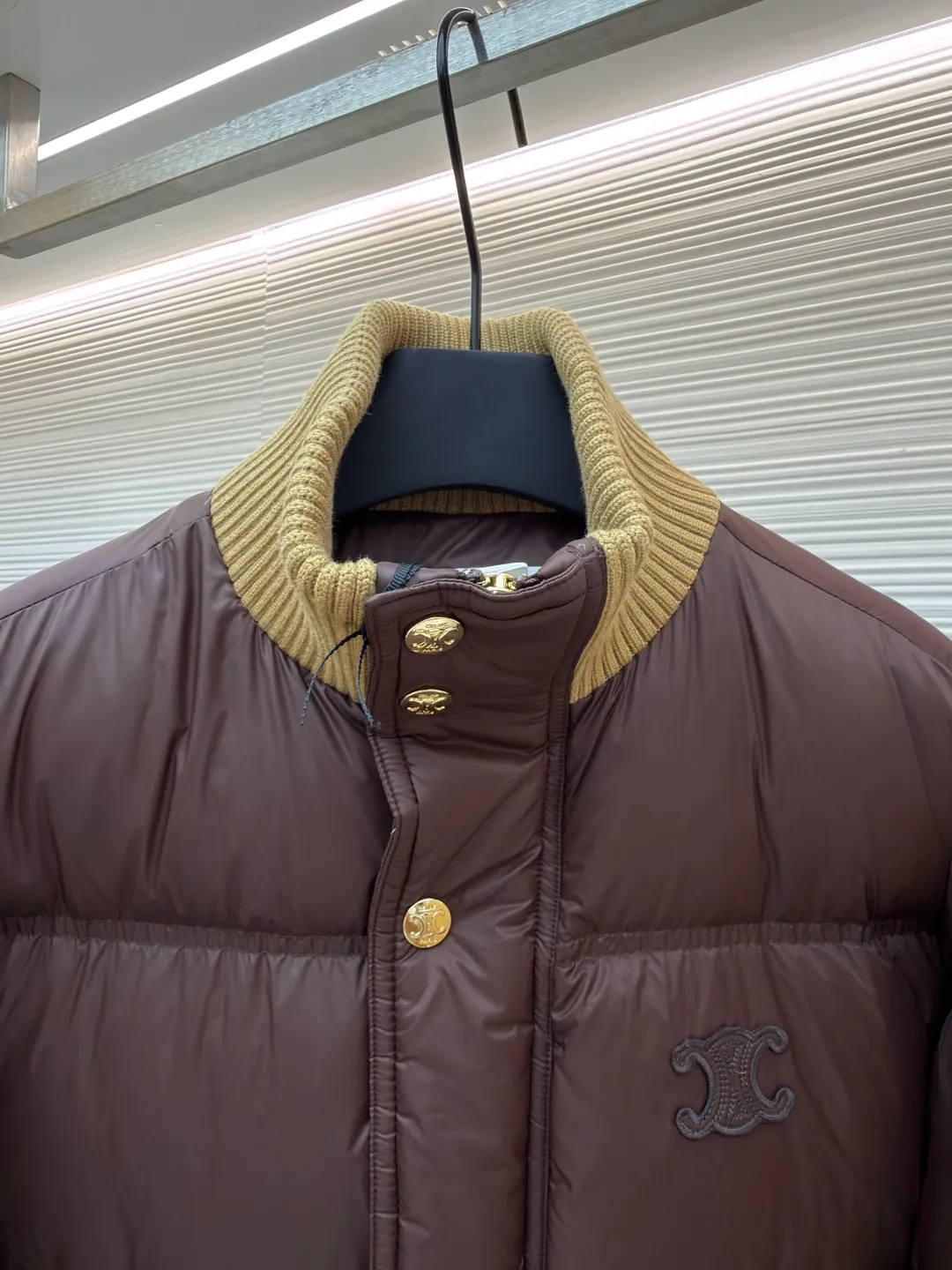 Celine long-sleeved down jacket [women's clothing] ●Original version: purchased and developed by 21416 ●Item number: 1681318-E20 ●Fabric: white duck down fabric ●Technology: mechanical down filling ●Color: brown ●Version: fitted version ●Weight: about 810 grams ●Size: 36-38-40 ●Description: The outer fabric is made of 100% nylon (nylon). Its high-density structure achieves excellent windproof effect. It also has strong wear resistance and wrinkle resistance. It is scratch-free for daily wear and can be easily taken care of. The inner lining is made of 100% polyamide and has a smooth texture, further improving wearing comfort and freedom of movement. The body features TRIOMPHE's signature patches, crafted with high-density foam padding and embroidery. Each embroidery trace is precise and neat, and the back is lined and hemmed to ensure neatness inside and outside, the stitches are even and fine, the three-dimensional relief texture lasts as new, and the extraordinary creative spirit is demonstrated in every detail. The lining is fully hemmed, and the seams are flat and smooth, eliminating friction. Quilted thread encryption technology is implemented in key parts to effectively prevent the down from shifting and ensure that it maintains a uniform and fluffy shape for long-term wear. It is equipped with 2 convenient patch pockets and 7 customized TRIOMPHE snap buttons. Each snap button is firmly stitched and opens and closes smoothly, taking into account practical functions and exquisite aesthetics. The ribbed wool turtleneck is woven with fine wool and has moderate elasticity. It can closely fit the curve of the neck to achieve windproof and warm insulation without leaving any gaps. It is gentle on sensitive skin and is made of high-quality white duck down. It has high down content and excellent fluffiness. It is filled with a scientific ratio of duck down and polyester fiber, and combines the efficient temperature-locking properties of duck down with the long-lasting support of polyester fiber to create a lightweight, non-sense yet warm and reliable thermal insulation system, making it easier to keep out the cold. The overall wiring is straight and delicate, the fabric is comfortable and soft, and the color is consistent without color difference. It can be matched with the same style to create a fashionable look and control various occasions. Customized accessories, complete with three standards, same style for men and women!