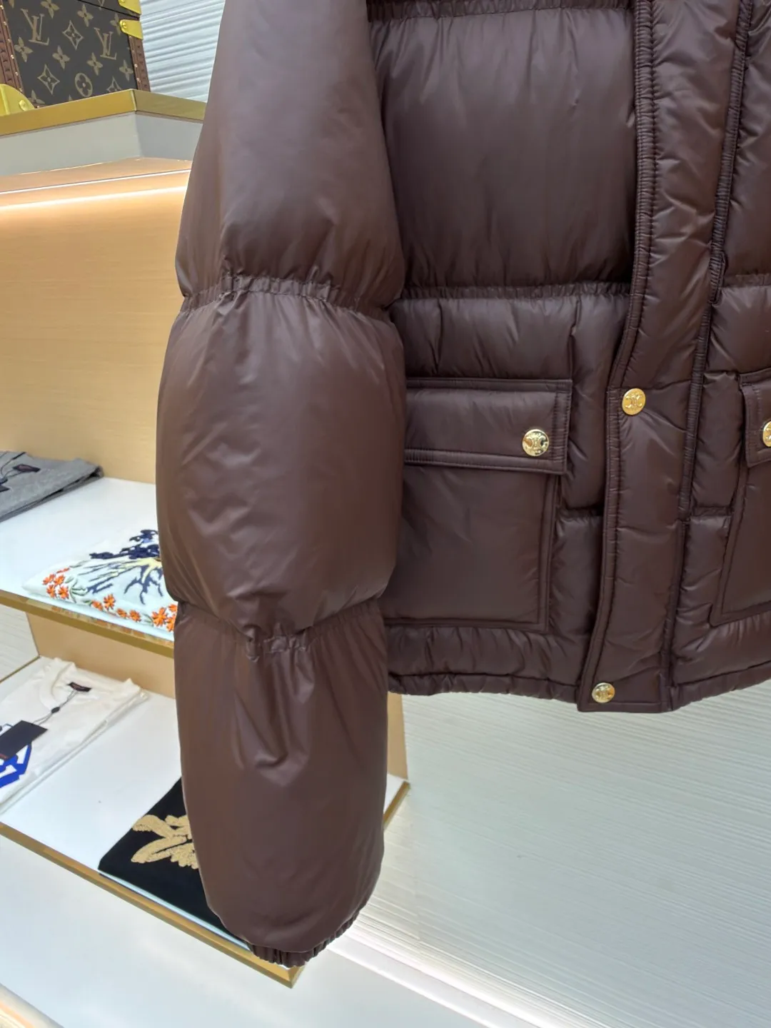 Celine long-sleeved down jacket [women's clothing] ●Original version: purchased and developed by 21416 ●Item number: 1681318-E20 ●Fabric: white duck down fabric ●Technology: mechanical down filling ●Color: brown ●Version: fitted version ●Weight: about 810 grams ●Size: 36-38-40 ●Description: The outer fabric is made of 100% nylon (nylon). Its high-density structure achieves excellent windproof effect. It also has strong wear resistance and wrinkle resistance. It is scratch-free for daily wear and can be easily taken care of. The inner lining is made of 100% polyamide and has a smooth texture, further improving wearing comfort and freedom of movement. The body features TRIOMPHE's signature patches, crafted with high-density foam padding and embroidery. Each embroidery trace is precise and neat, and the back is lined and hemmed to ensure neatness inside and outside, the stitches are even and fine, the three-dimensional relief texture lasts as new, and the extraordinary creative spirit is demonstrated in every detail. The lining is fully hemmed, and the seams are flat and smooth, eliminating friction. Quilted thread encryption technology is implemented in key parts to effectively prevent the down from shifting and ensure that it maintains a uniform and fluffy shape for long-term wear. It is equipped with 2 convenient patch pockets and 7 customized TRIOMPHE snap buttons. Each snap button is firmly stitched and opens and closes smoothly, taking into account practical functions and exquisite aesthetics. The ribbed wool turtleneck is woven with fine wool and has moderate elasticity. It can closely fit the curve of the neck to achieve windproof and warm insulation without leaving any gaps. It is gentle on sensitive skin and is made of high-quality white duck down. It has high down content and excellent fluffiness. It is filled with a scientific ratio of duck down and polyester fiber, and combines the efficient temperature-locking properties of duck down with the long-lasting support of polyester fiber to create a lightweight, non-sense yet warm and reliable thermal insulation system, making it easier to keep out the cold. The overall wiring is straight and delicate, the fabric is comfortable and soft, and the color is consistent without color difference. It can be matched with the same style to create a fashionable look and control various occasions. Customized accessories, complete with three standards, same style for men and women!