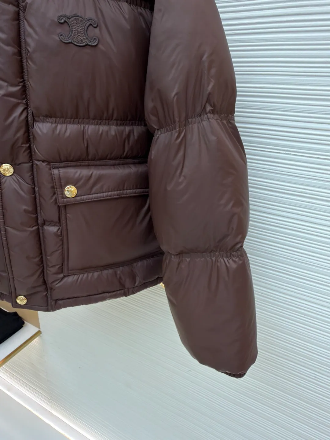 Celine long-sleeved down jacket [women's clothing] ●Original version: purchased and developed by 21416 ●Item number: 1681318-E20 ●Fabric: white duck down fabric ●Technology: mechanical down filling ●Color: brown ●Version: fitted version ●Weight: about 810 grams ●Size: 36-38-40 ●Description: The outer fabric is made of 100% nylon (nylon). Its high-density structure achieves excellent windproof effect. It also has strong wear resistance and wrinkle resistance. It is scratch-free for daily wear and can be easily taken care of. The inner lining is made of 100% polyamide and has a smooth texture, further improving wearing comfort and freedom of movement. The body features TRIOMPHE's signature patches, crafted with high-density foam padding and embroidery. Each embroidery trace is precise and neat, and the back is lined and hemmed to ensure neatness inside and outside, the stitches are even and fine, the three-dimensional relief texture lasts as new, and the extraordinary creative spirit is demonstrated in every detail. The lining is fully hemmed, and the seams are flat and smooth, eliminating friction. Quilted thread encryption technology is implemented in key parts to effectively prevent the down from shifting and ensure that it maintains a uniform and fluffy shape for long-term wear. It is equipped with 2 convenient patch pockets and 7 customized TRIOMPHE snap buttons. Each snap button is firmly stitched and opens and closes smoothly, taking into account practical functions and exquisite aesthetics. The ribbed wool turtleneck is woven with fine wool and has moderate elasticity. It can closely fit the curve of the neck to achieve windproof and warm insulation without leaving any gaps. It is gentle on sensitive skin and is made of high-quality white duck down. It has high down content and excellent fluffiness. It is filled with a scientific ratio of duck down and polyester fiber, and combines the efficient temperature-locking properties of duck down with the long-lasting support of polyester fiber to create a lightweight, non-sense yet warm and reliable thermal insulation system, making it easier to keep out the cold. The overall wiring is straight and delicate, the fabric is comfortable and soft, and the color is consistent without color difference. It can be matched with the same style to create a fashionable look and control various occasions. Customized accessories, complete with three standards, same style for men and women!