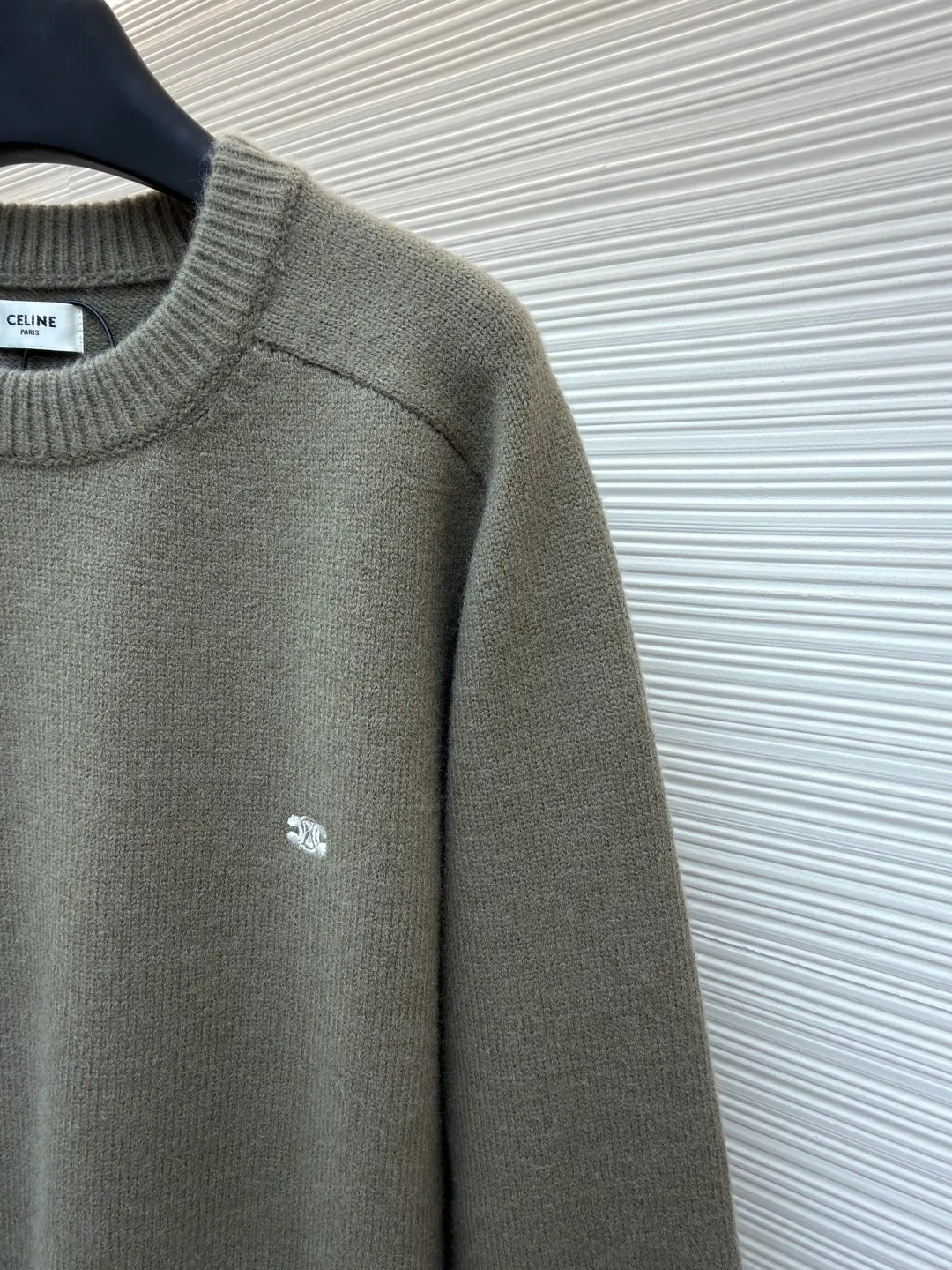 Celine Arc de Triomphe embroidered logo sweater ●Original version: 9900 purchase and development ●Item number: 1681301-A45 ●Fabric: wool blended fabric ●Technology: 3D embroidery production ●Color: green ●Version: fitted version ●Weight: about 630 grams ●Size: S-M-L-XL ●Description: Made of 35% wool, 15% cashmere, 50% cotton yarn. This fabric is soft and has a three-dimensional shape that won't change shape after being worn for a long time. The embroidery uses 3D three-dimensional embroidery, and the chest is embellished with the Arc de Triomphe embroidered logo. This style is machine-knitted with 7 needles, and the high-density thick stitching ensures warmth. Later process: washing and color fixation - fixed version - wool impurities. The overall wiring is straight and delicate, the fabric is comfortable and soft, and the color is consistent without color difference. It can be matched with the same style to create a fashionable look and control various occasions. Customized accessories, complete with three standards, same style for men and women!