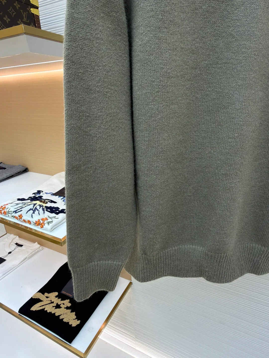 Celine Arc de Triomphe embroidered logo sweater ●Original version: 9900 purchase and development ●Item number: 1681301-A45 ●Fabric: wool blended fabric ●Technology: 3D embroidery production ●Color: green ●Version: fitted version ●Weight: about 630 grams ●Size: S-M-L-XL ●Description: Made of 35% wool, 15% cashmere, 50% cotton yarn. This fabric is soft and has a three-dimensional shape that won't change shape after being worn for a long time. The embroidery uses 3D three-dimensional embroidery, and the chest is embellished with the Arc de Triomphe embroidered logo. This style is machine-knitted with 7 needles, and the high-density thick stitching ensures warmth. Later process: washing and color fixation - fixed version - wool impurities. The overall wiring is straight and delicate, the fabric is comfortable and soft, and the color is consistent without color difference. It can be matched with the same style to create a fashionable look and control various occasions. Customized accessories, complete with three standards, same style for men and women!
