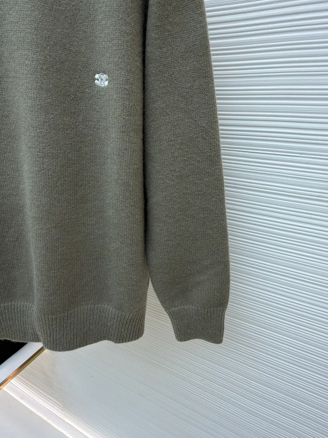 Celine Arc de Triomphe embroidered logo sweater ●Original version: 9900 purchase and development ●Item number: 1681301-A45 ●Fabric: wool blended fabric ●Technology: 3D embroidery production ●Color: green ●Version: fitted version ●Weight: about 630 grams ●Size: S-M-L-XL ●Description: Made of 35% wool, 15% cashmere, 50% cotton yarn. This fabric is soft and has a three-dimensional shape that won't change shape after being worn for a long time. The embroidery uses 3D three-dimensional embroidery, and the chest is embellished with the Arc de Triomphe embroidered logo. This style is machine-knitted with 7 needles, and the high-density thick stitching ensures warmth. Later process: washing and color fixation - fixed version - wool impurities. The overall wiring is straight and delicate, the fabric is comfortable and soft, and the color is consistent without color difference. It can be matched with the same style to create a fashionable look and control various occasions. Customized accessories, complete with three standards, same style for men and women!