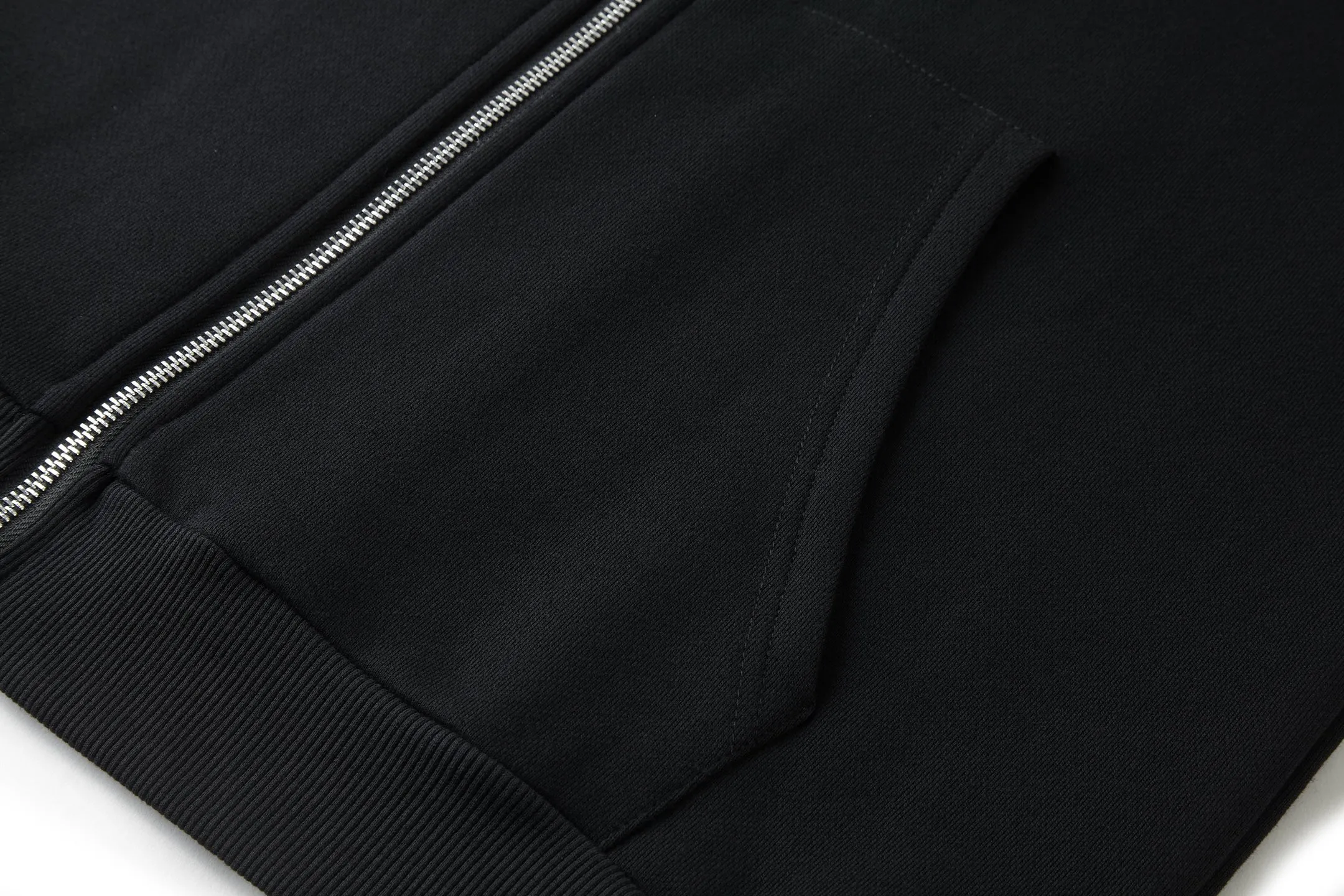🅿️560 [Exclusive supply] Celine inscription embroidered hooded zipper jacket. The fabric is made of 420g terry fabric with a slight fleece process. This style is made of long yarn double-ply custom-woven pure cotton. The thread is matched with 2*2 double yarn 460g matching thread. It adopts 3D tami plane embroidery. This embroidery uses imported Tajima machine and fixed dyeing and weaving embroidery thread. The number of stitches in garment embroidery is as high as 36,000. Every detail is identical to the original. The zipper uses an electroplated bright silver slider, engraved with the CELINE logo, and the pull teeth are European style for smoother use. The rope is custom cut to size 1.3. Comes with electroplated engraved tailclip. The hoodie has electroplated lettering on the eyelets. All accessories bear the original logo. Size:S-M-L-XL