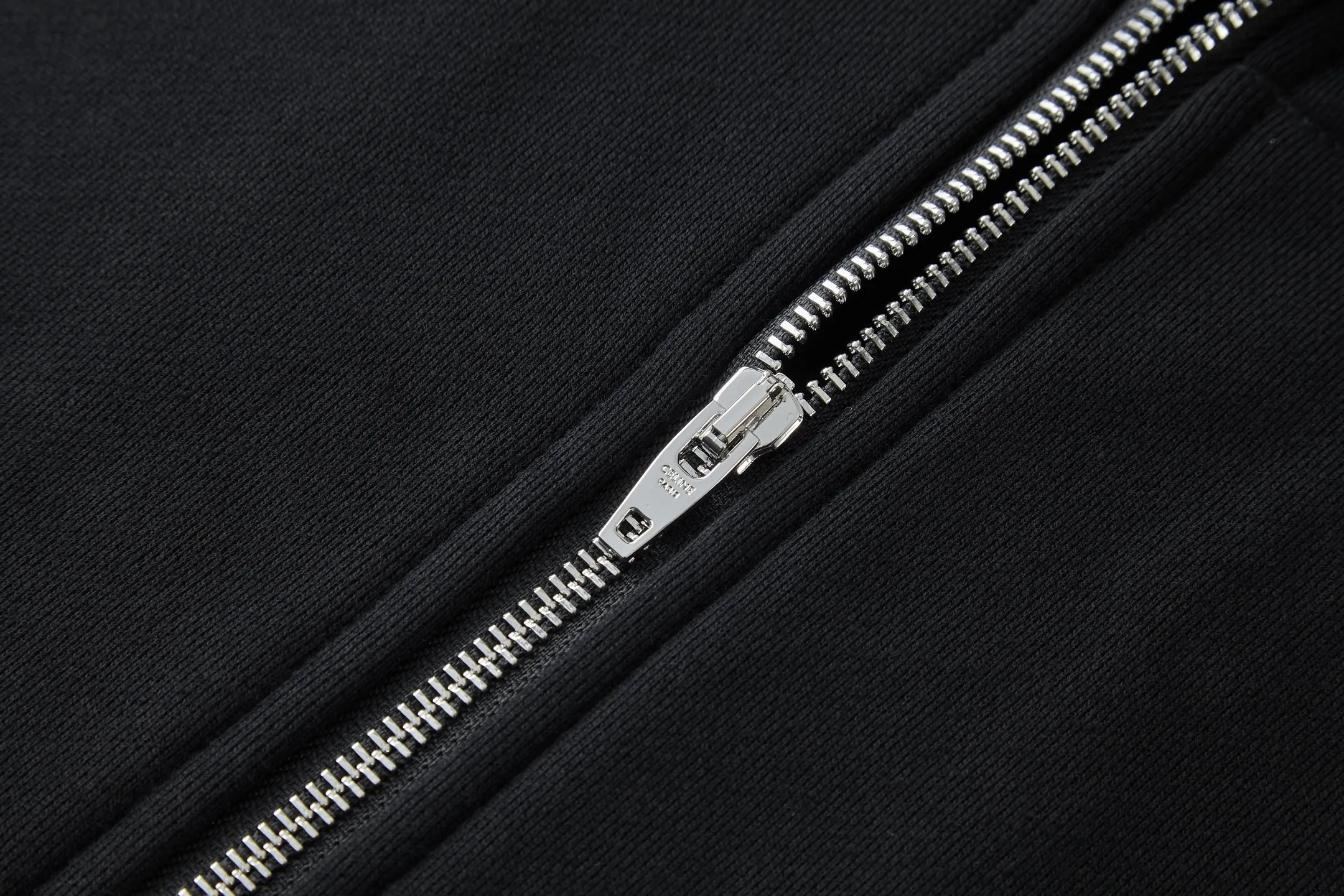 🅿️560 [Exclusive supply] Celine inscription embroidered hooded zipper jacket. The fabric is made of 420g terry fabric with a slight fleece process. This style is made of long yarn double-ply custom-woven pure cotton. The thread is matched with 2*2 double yarn 460g matching thread. It adopts 3D tami plane embroidery. This embroidery uses imported Tajima machine and fixed dyeing and weaving embroidery thread. The number of stitches in garment embroidery is as high as 36,000. Every detail is identical to the original. The zipper uses an electroplated bright silver slider, engraved with the CELINE logo, and the pull teeth are European style for smoother use. The rope is custom cut to size 1.3. Comes with electroplated engraved tailclip. The hoodie has electroplated lettering on the eyelets. All accessories bear the original logo. Size:S-M-L-XL