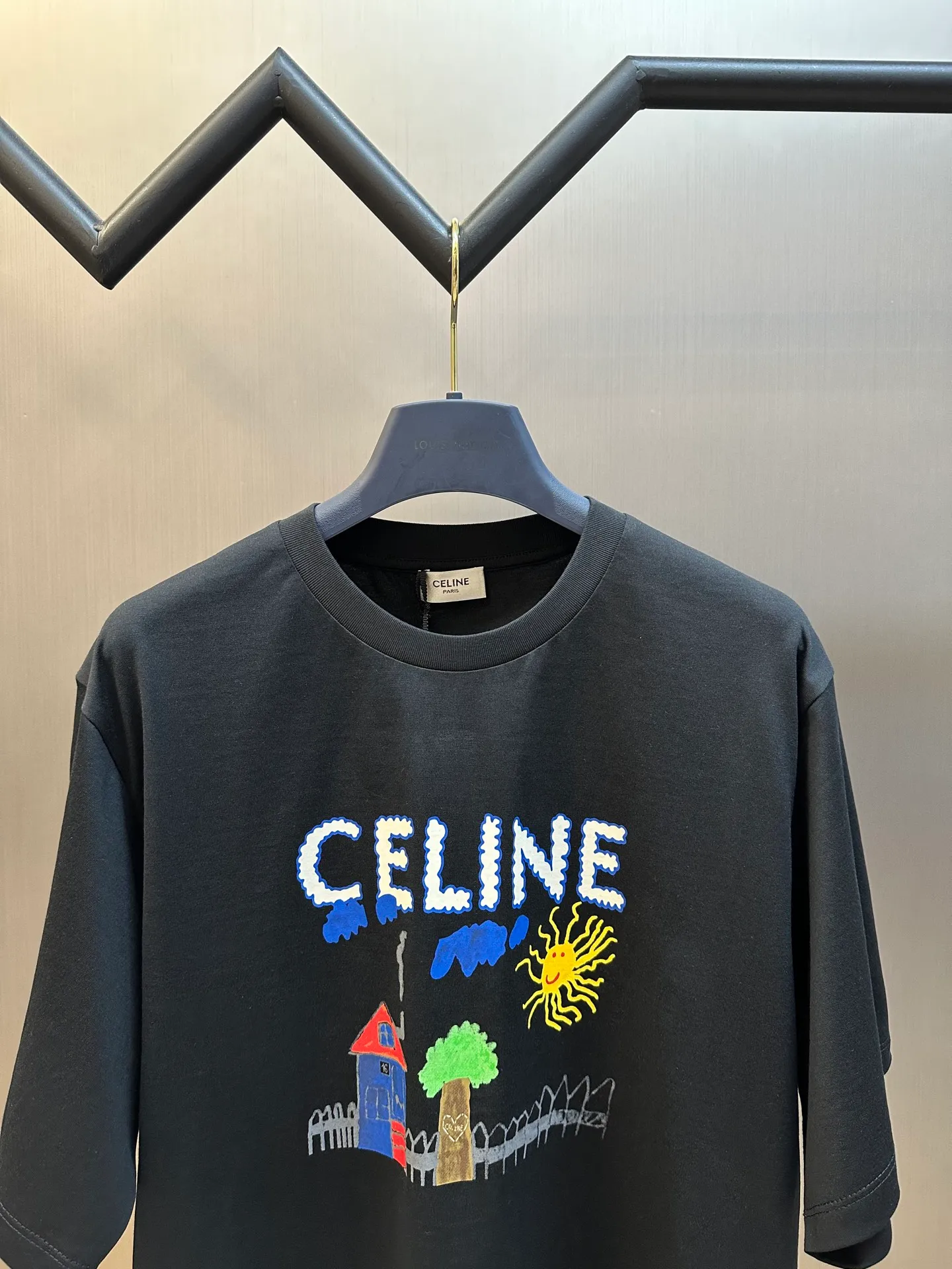 🅿️260 Celine childlike painting printed round neck short sleeves. Specific mercerized long-staple cotton fabric, made of 50S double-strand mercerized cotton, weight 165g; with 32S 1×1 tensioner thread, 300g. The finer the yarn and the higher the count, the softer, smoother and finer the resulting fabric is usually. Two yarns are used and twisted together. Doing so can enhance the strength and durability of the fabric and give it a fuller feel. Cotton fibers are treated with concentrated caustic soda solution to smooth the fiber surface and increase the gloss and softness of the fabric.  Childlike graffiti painting printing, according to the original color and the same color glue material, choose high-elastic stretch frame glue printing. It increases the elasticity of the printed area, and at the same time has strong penetration and color fastness, especially on cotton fabrics. The details of the printing are very well handled, with no burrs or traces of crossing the border. After technical processing of the printing screen, the slurry can penetrate into the fabric where there is a pattern. The permeability is strong and the fabric texture is clearly visible.  Dot paste printing technology is partially used. The distribution of dots is very dense, so the printed pattern has extremely high clarity and resolution. High-density dot paste printing technology is used to print various complex patterns and textures on clothing. Due to the special properties of the paste, the printed patterns have a certain degree of attraction, unique visual effects, and delicate touch.  Simple vertical round neck and short-sleeved version, the pattern is developed to create an extremely straight fit. The knitted material has certain stretchability, and the upper body will not be too tight. Round neck with ribbed splicing of the same color. The inner back collar is taped to effectively prevent the neckline from deforming after repeated wear and washing. The shoulder line is fitted, and the bottom hem and cuffs are trimmed with specially machined open-stitching.  size：xs s m l