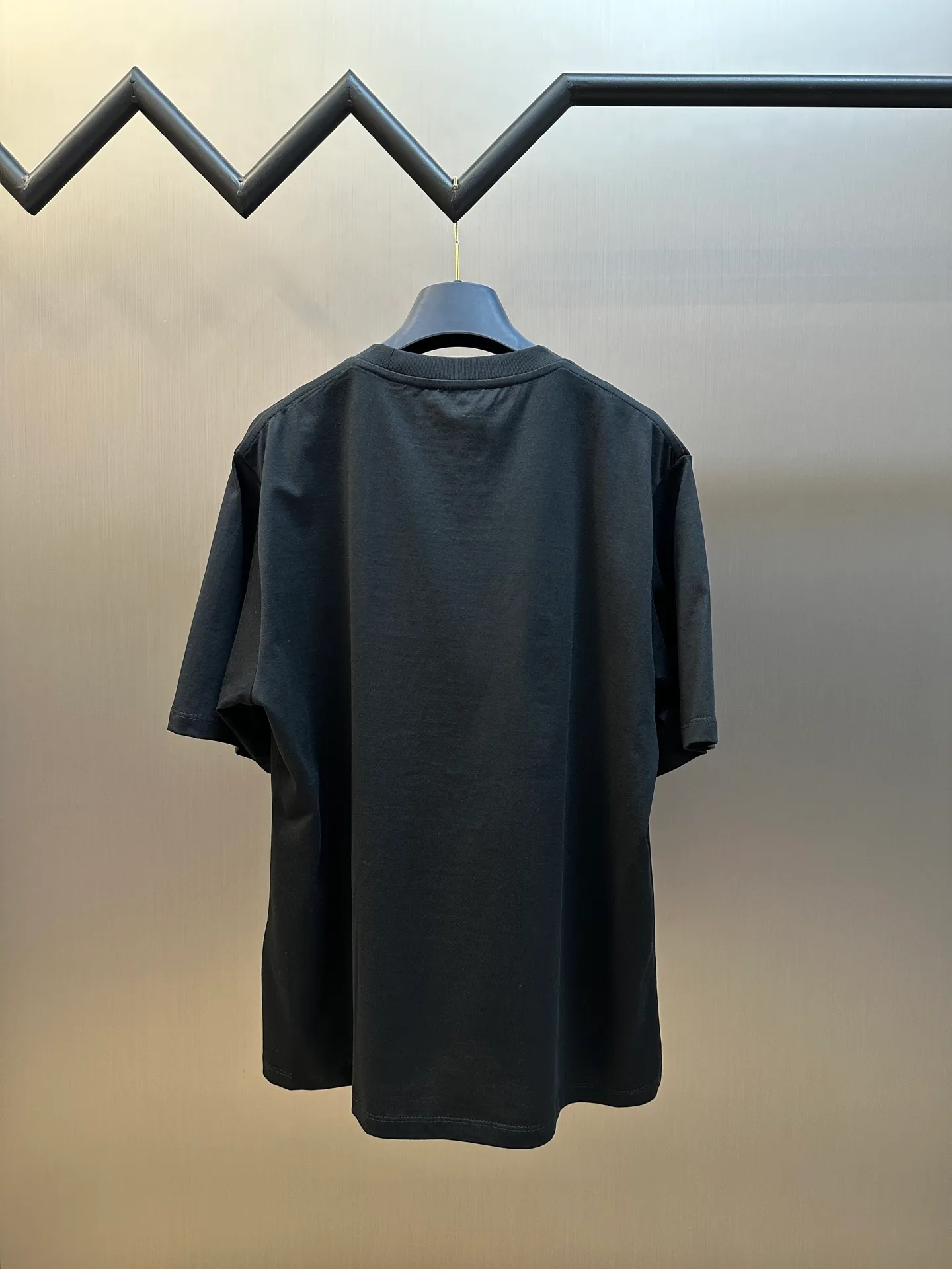 🅿️260 Celine childlike painting printed round neck short sleeves. Specific mercerized long-staple cotton fabric, made of 50S double-strand mercerized cotton, weight 165g; with 32S 1×1 tensioner thread, 300g. The finer the yarn and the higher the count, the softer, smoother and finer the resulting fabric is usually. Two yarns are used and twisted together. Doing so can enhance the strength and durability of the fabric and give it a fuller feel. Cotton fibers are treated with concentrated caustic soda solution to smooth the fiber surface and increase the gloss and softness of the fabric.  Childlike graffiti painting printing, according to the original color and the same color glue material, choose high-elastic stretch frame glue printing. It increases the elasticity of the printed area, and at the same time has strong penetration and color fastness, especially on cotton fabrics. The details of the printing are very well handled, with no burrs or traces of crossing the border. After technical processing of the printing screen, the slurry can penetrate into the fabric where there is a pattern. The permeability is strong and the fabric texture is clearly visible.  Dot paste printing technology is partially used. The distribution of dots is very dense, so the printed pattern has extremely high clarity and resolution. High-density dot paste printing technology is used to print various complex patterns and textures on clothing. Due to the special properties of the paste, the printed patterns have a certain degree of attraction, unique visual effects, and delicate touch.  Simple vertical round neck and short-sleeved version, the pattern is developed to create an extremely straight fit. The knitted material has certain stretchability, and the upper body will not be too tight. Round neck with ribbed splicing of the same color. The inner back collar is taped to effectively prevent the neckline from deforming after repeated wear and washing. The shoulder line is fitted, and the bottom hem and cuffs are trimmed with specially machined open-stitching.  size：xs s m l