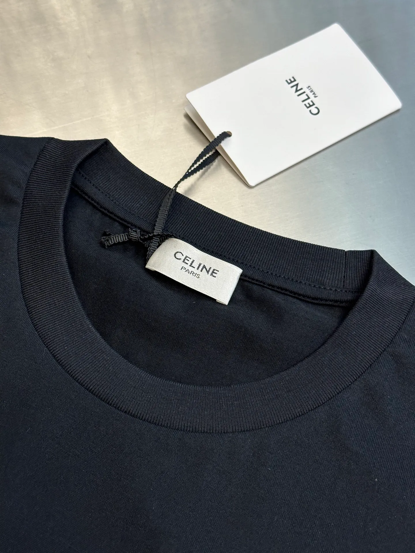 🅿️260 Celine childlike painting printed round neck short sleeves. Specific mercerized long-staple cotton fabric, made of 50S double-strand mercerized cotton, weight 165g; with 32S 1×1 tensioner thread, 300g. The finer the yarn and the higher the count, the softer, smoother and finer the resulting fabric is usually. Two yarns are used and twisted together. Doing so can enhance the strength and durability of the fabric and give it a fuller feel. Cotton fibers are treated with concentrated caustic soda solution to smooth the fiber surface and increase the gloss and softness of the fabric.  Childlike graffiti painting printing, according to the original color and the same color glue material, choose high-elastic stretch frame glue printing. It increases the elasticity of the printed area, and at the same time has strong penetration and color fastness, especially on cotton fabrics. The details of the printing are very well handled, with no burrs or traces of crossing the border. After technical processing of the printing screen, the slurry can penetrate into the fabric where there is a pattern. The permeability is strong and the fabric texture is clearly visible.  Dot paste printing technology is partially used. The distribution of dots is very dense, so the printed pattern has extremely high clarity and resolution. High-density dot paste printing technology is used to print various complex patterns and textures on clothing. Due to the special properties of the paste, the printed patterns have a certain degree of attraction, unique visual effects, and delicate touch.  Simple vertical round neck and short-sleeved version, the pattern is developed to create an extremely straight fit. The knitted material has certain stretchability, and the upper body will not be too tight. Round neck with ribbed splicing of the same color. The inner back collar is taped to effectively prevent the neckline from deforming after repeated wear and washing. The shoulder line is fitted, and the bottom hem and cuffs are trimmed with specially machined open-stitching.  size：xs s m l