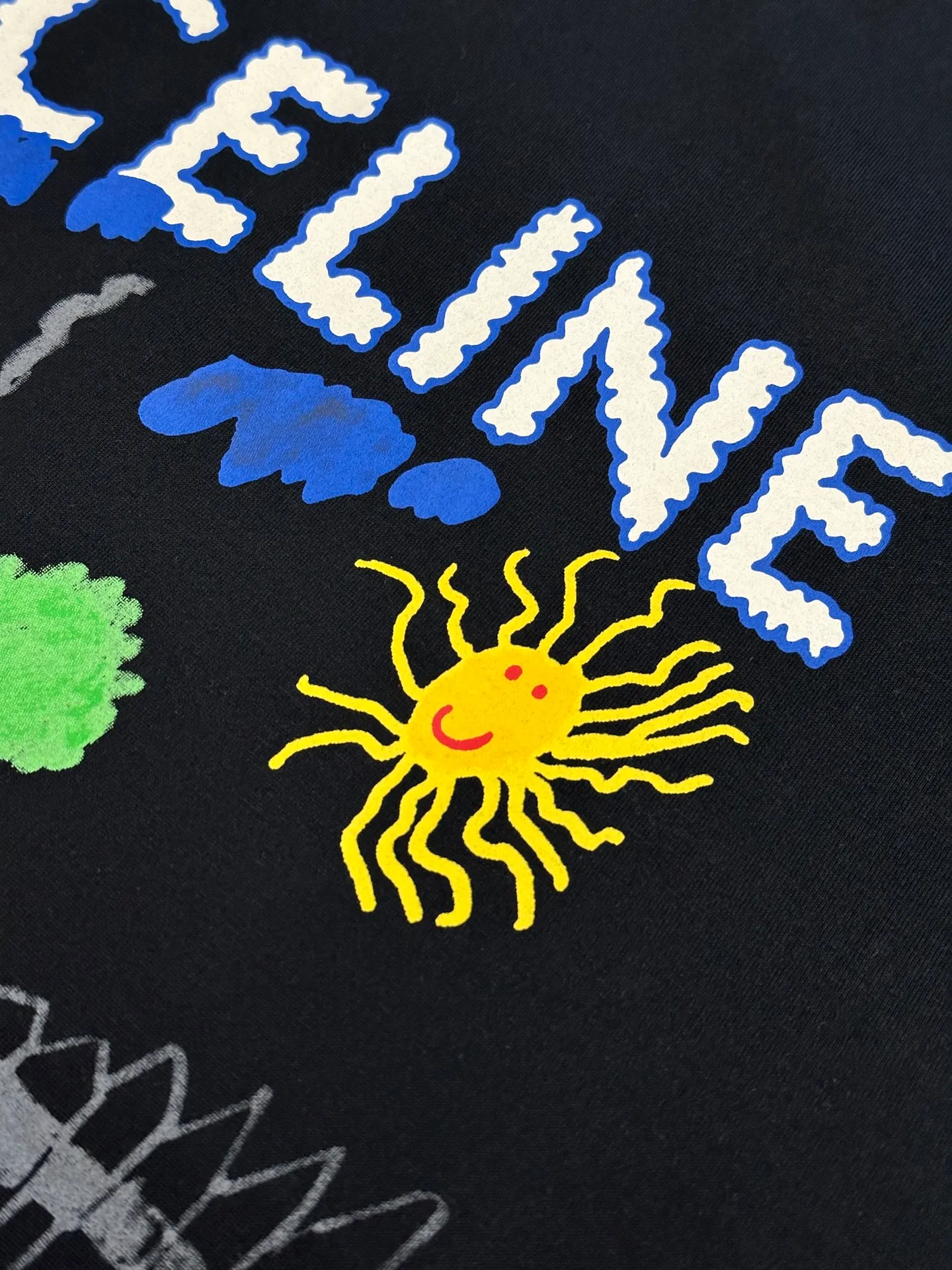 🅿️260 Celine childlike painting printed round neck short sleeves. Specific mercerized long-staple cotton fabric, made of 50S double-strand mercerized cotton, weight 165g; with 32S 1×1 tensioner thread, 300g. The finer the yarn and the higher the count, the softer, smoother and finer the resulting fabric is usually. Two yarns are used and twisted together. Doing so can enhance the strength and durability of the fabric and give it a fuller feel. Cotton fibers are treated with concentrated caustic soda solution to smooth the fiber surface and increase the gloss and softness of the fabric.  Childlike graffiti painting printing, according to the original color and the same color glue material, choose high-elastic stretch frame glue printing. It increases the elasticity of the printed area, and at the same time has strong penetration and color fastness, especially on cotton fabrics. The details of the printing are very well handled, with no burrs or traces of crossing the border. After technical processing of the printing screen, the slurry can penetrate into the fabric where there is a pattern. The permeability is strong and the fabric texture is clearly visible.  Dot paste printing technology is partially used. The distribution of dots is very dense, so the printed pattern has extremely high clarity and resolution. High-density dot paste printing technology is used to print various complex patterns and textures on clothing. Due to the special properties of the paste, the printed patterns have a certain degree of attraction, unique visual effects, and delicate touch.  Simple vertical round neck and short-sleeved version, the pattern is developed to create an extremely straight fit. The knitted material has certain stretchability, and the upper body will not be too tight. Round neck with ribbed splicing of the same color. The inner back collar is taped to effectively prevent the neckline from deforming after repeated wear and washing. The shoulder line is fitted, and the bottom hem and cuffs are trimmed with specially machined open-stitching.  size：xs s m l
