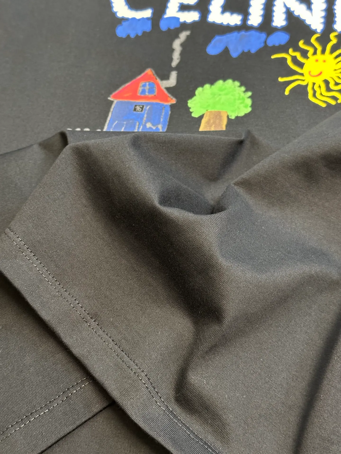 🅿️260 Celine childlike painting printed round neck short sleeves. Specific mercerized long-staple cotton fabric, made of 50S double-strand mercerized cotton, weight 165g; with 32S 1×1 tensioner thread, 300g. The finer the yarn and the higher the count, the softer, smoother and finer the resulting fabric is usually. Two yarns are used and twisted together. Doing so can enhance the strength and durability of the fabric and give it a fuller feel. Cotton fibers are treated with concentrated caustic soda solution to smooth the fiber surface and increase the gloss and softness of the fabric.  Childlike graffiti painting printing, according to the original color and the same color glue material, choose high-elastic stretch frame glue printing. It increases the elasticity of the printed area, and at the same time has strong penetration and color fastness, especially on cotton fabrics. The details of the printing are very well handled, with no burrs or traces of crossing the border. After technical processing of the printing screen, the slurry can penetrate into the fabric where there is a pattern. The permeability is strong and the fabric texture is clearly visible.  Dot paste printing technology is partially used. The distribution of dots is very dense, so the printed pattern has extremely high clarity and resolution. High-density dot paste printing technology is used to print various complex patterns and textures on clothing. Due to the special properties of the paste, the printed patterns have a certain degree of attraction, unique visual effects, and delicate touch.  Simple vertical round neck and short-sleeved version, the pattern is developed to create an extremely straight fit. The knitted material has certain stretchability, and the upper body will not be too tight. Round neck with ribbed splicing of the same color. The inner back collar is taped to effectively prevent the neckline from deforming after repeated wear and washing. The shoulder line is fitted, and the bottom hem and cuffs are trimmed with specially machined open-stitching.  size：xs s m l