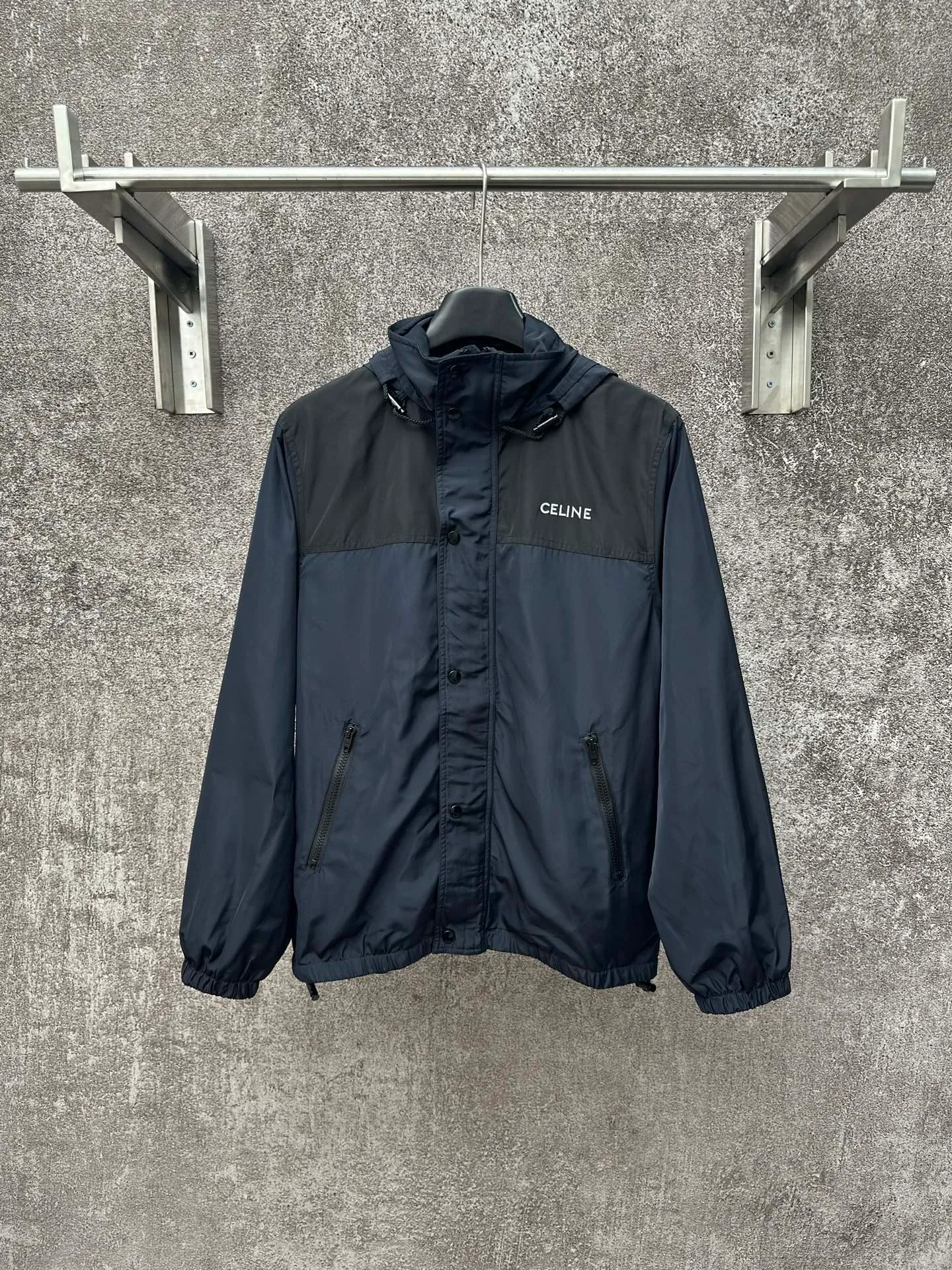 🅿️600 CELINE embroidered windbreaker Fabric selection: Oxford fabric made of 100% polyester fiber. The fiber properties have good toughness, and the lattice-like weave structure of Oxford cloth makes the fabric structure tight, very resistant to pulling and abrasion, and at the same time it has certain water-repellent properties. The density of polyester fiber itself is not high. While providing high strength, it maintains a relatively light weight and is easy to wear.  Technology: The computer embroidery machine is set to extremely high stitch density, and the fabric and backing are tightly fixed on the frame of the embroidery machine with even and just the right tension. The double-axis linear guide drives the embroidery frame, and the frame moving accuracy can reach 0.01mm/P, ensuring precise positioning and the embroidery pattern completely covering the base fabric.  The zipper and 6 snap-buttons engraved with CELINE provide double protection. Accessories: One-to-one customized snap-buttons, One-to-one customized elastic buckles, One-to-one customized zipper pullers, SIZE: 46 48 50 52