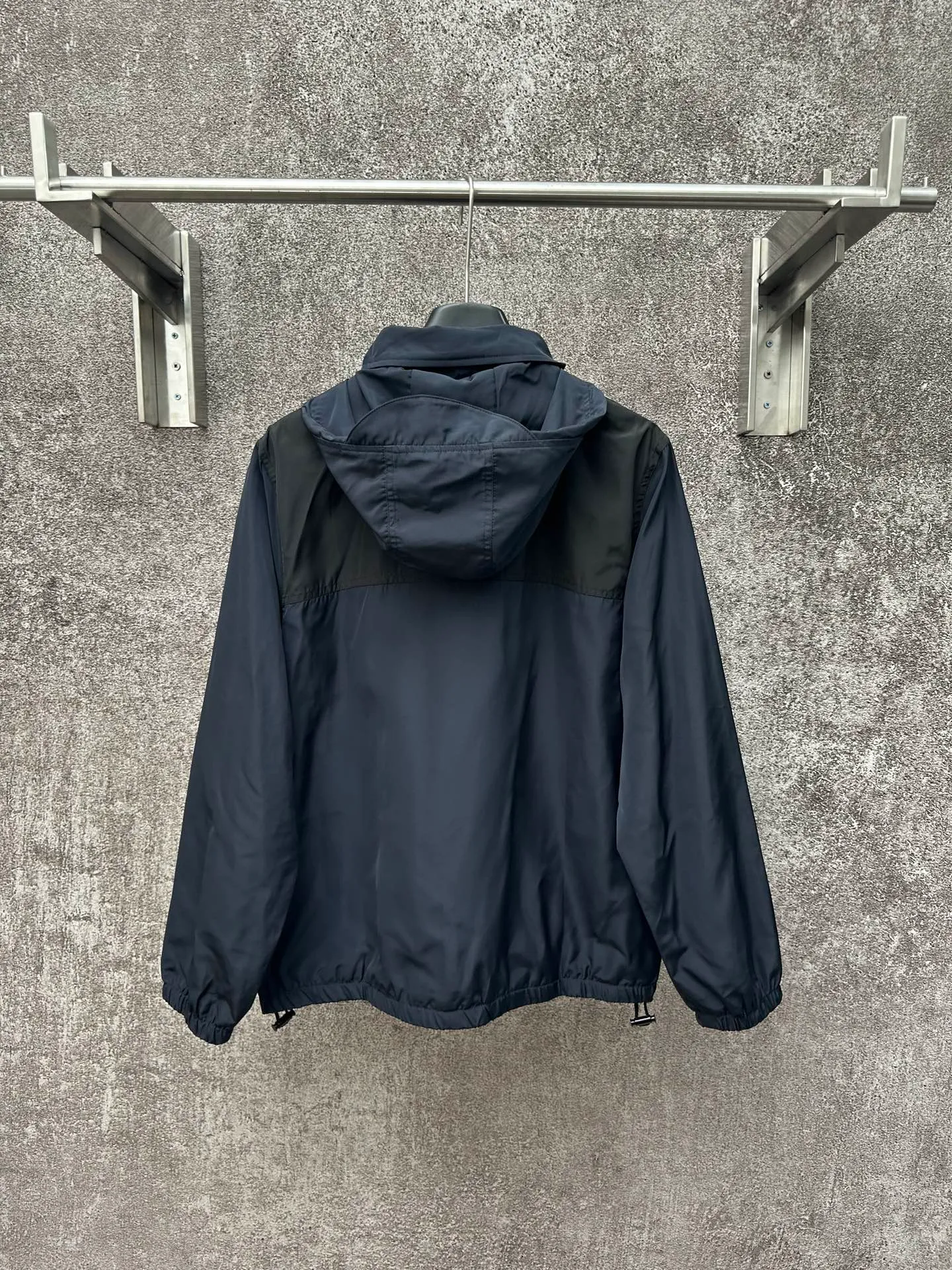 🅿️600 CELINE embroidered windbreaker Fabric selection: Oxford fabric made of 100% polyester fiber. The fiber properties have good toughness, and the lattice-like weave structure of Oxford cloth makes the fabric structure tight, very resistant to pulling and abrasion, and at the same time it has certain water-repellent properties. The density of polyester fiber itself is not high. While providing high strength, it maintains a relatively light weight and is easy to wear.  Technology: The computer embroidery machine is set to extremely high stitch density, and the fabric and backing are tightly fixed on the frame of the embroidery machine with even and just the right tension. The double-axis linear guide drives the embroidery frame, and the frame moving accuracy can reach 0.01mm/P, ensuring precise positioning and the embroidery pattern completely covering the base fabric.  The zipper and 6 snap-buttons engraved with CELINE provide double protection. Accessories: One-to-one customized snap-buttons, One-to-one customized elastic buckles, One-to-one customized zipper pullers, SIZE: 46 48 50 52