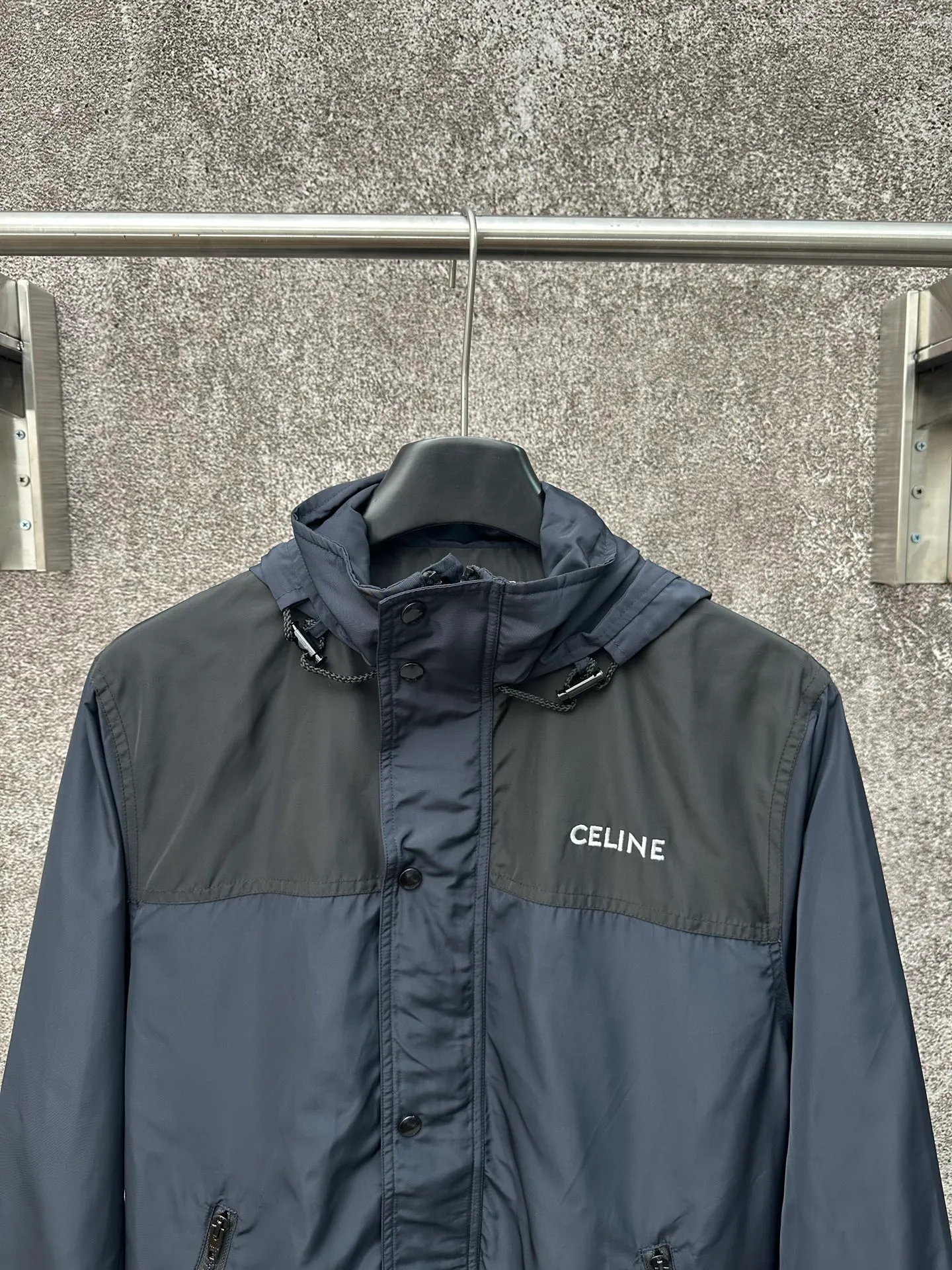 🅿️600 CELINE embroidered windbreaker Fabric selection: Oxford fabric made of 100% polyester fiber. The fiber properties have good toughness, and the lattice-like weave structure of Oxford cloth makes the fabric structure tight, very resistant to pulling and abrasion, and at the same time it has certain water-repellent properties. The density of polyester fiber itself is not high. While providing high strength, it maintains a relatively light weight and is easy to wear.  Technology: The computer embroidery machine is set to extremely high stitch density, and the fabric and backing are tightly fixed on the frame of the embroidery machine with even and just the right tension. The double-axis linear guide drives the embroidery frame, and the frame moving accuracy can reach 0.01mm/P, ensuring precise positioning and the embroidery pattern completely covering the base fabric.  The zipper and 6 snap-buttons engraved with CELINE provide double protection. Accessories: One-to-one customized snap-buttons, One-to-one customized elastic buckles, One-to-one customized zipper pullers, SIZE: 46 48 50 52