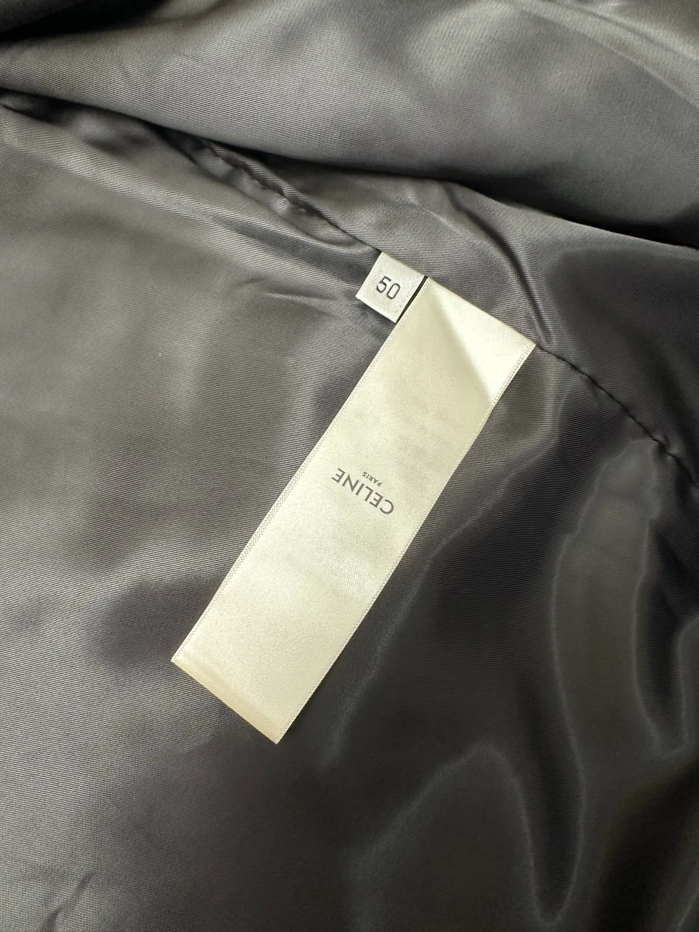 🅿️600 CELINE embroidered windbreaker Fabric selection: Oxford fabric made of 100% polyester fiber. The fiber properties have good toughness, and the lattice-like weave structure of Oxford cloth makes the fabric structure tight, very resistant to pulling and abrasion, and at the same time it has certain water-repellent properties. The density of polyester fiber itself is not high. While providing high strength, it maintains a relatively light weight and is easy to wear.  Technology: The computer embroidery machine is set to extremely high stitch density, and the fabric and backing are tightly fixed on the frame of the embroidery machine with even and just the right tension. The double-axis linear guide drives the embroidery frame, and the frame moving accuracy can reach 0.01mm/P, ensuring precise positioning and the embroidery pattern completely covering the base fabric.  The zipper and 6 snap-buttons engraved with CELINE provide double protection. Accessories: One-to-one customized snap-buttons, One-to-one customized elastic buckles, One-to-one customized zipper pullers, SIZE: 46 48 50 52