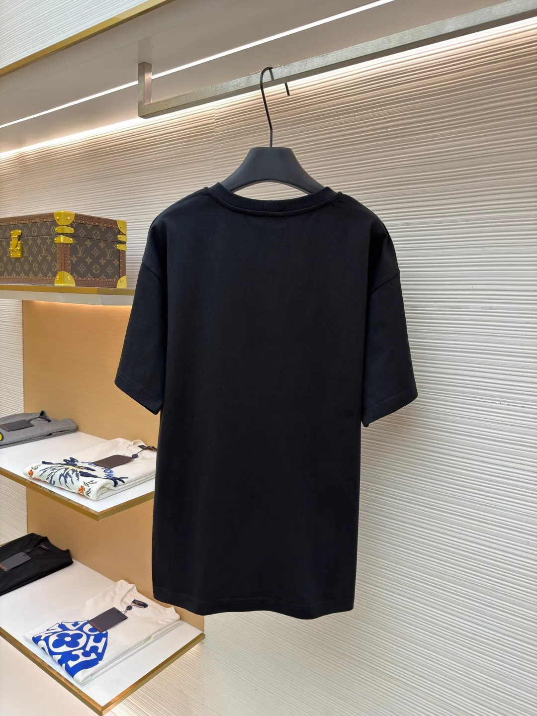 Celine Arc de Triomphe logo short sleeves ●Original version: purchased and developed by 3042 ●Item number: 1682385-A00 ●Fabric: cotton fabric ●Technology: embroidery production ●Color: black ●Version: fitted version ●Weight: about 275 grams ●Size: XS-S-M-L ●Description: Made of 15-count special-spun compact cotton with a weight of 230g/㎡; 32-count high-weight (340g) 1x1 ribs are used for the neckline. Its high-count and high-weight characteristics ensure the excellent elastic recovery, thickness and deformation resistance of the collar. It is the key to ensuring that the neckline of the T-shirt does not deform after long-term wear. Specially woven compact cotton fabrics apply compact spinning technology in the spinning process, which effectively reduces yarn hairiness and makes the yarn smoother and stronger. This gives the fabric an unusually dense structure, a smooth and smooth surface, and excellent pilling resistance, while retaining the softness and breathability of pure cotton. The weight of 230g is medium to heavy, which ensures the T-shirt has good stiffness and drape, and is not easy to collapse and deform, laying a high-quality basic texture. The overall wiring is straight and delicate, the fabric is comfortable and soft, and the color is consistent without color difference. It can be matched with the same style to create a fashionable look and control various occasions. Customized accessories, complete with three standards, same style for men and women!