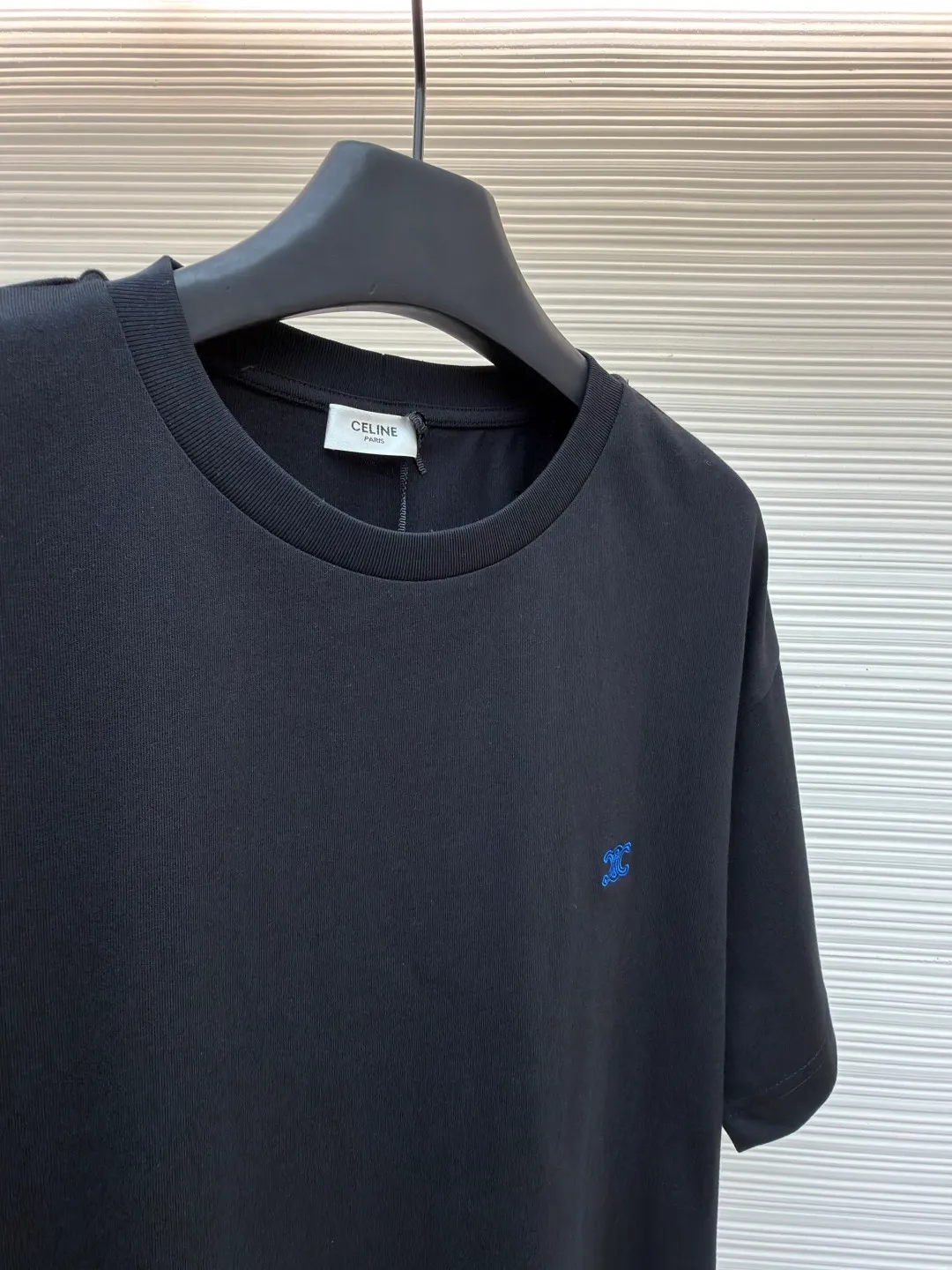 Celine Arc de Triomphe logo short sleeves ●Original version: purchased and developed by 3042 ●Item number: 1682385-A00 ●Fabric: cotton fabric ●Technology: embroidery production ●Color: black ●Version: fitted version ●Weight: about 275 grams ●Size: XS-S-M-L ●Description: Made of 15-count special-spun compact cotton with a weight of 230g/㎡; 32-count high-weight (340g) 1x1 ribs are used for the neckline. Its high-count and high-weight characteristics ensure the excellent elastic recovery, thickness and deformation resistance of the collar. It is the key to ensuring that the neckline of the T-shirt does not deform after long-term wear. Specially woven compact cotton fabrics apply compact spinning technology in the spinning process, which effectively reduces yarn hairiness and makes the yarn smoother and stronger. This gives the fabric an unusually dense structure, a smooth and smooth surface, and excellent pilling resistance, while retaining the softness and breathability of pure cotton. The weight of 230g is medium to heavy, which ensures the T-shirt has good stiffness and drape, and is not easy to collapse and deform, laying a high-quality basic texture. The overall wiring is straight and delicate, the fabric is comfortable and soft, and the color is consistent without color difference. It can be matched with the same style to create a fashionable look and control various occasions. Customized accessories, complete with three standards, same style for men and women!