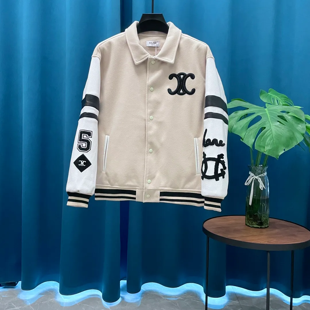 🅿️440 Celine➡️Celine runway style baseball jacket. I ordered the original model and took a month to finally ship it. I love it so much. The upper body is really cool. A Douyin blogger said that this year's new jacket will become a future trend. If you look through street photos, you will find that celebrities regard it as a collectible jacket, a must-have item for men and women who want light luxury for commuting. Developing the highest version on the entire network, it took 1 month to customize and the cost was extremely high. The German imported flat-machine made custom-woven wool jacquard threads, using the first layer of imported lambskin. The pleated texture is unparalleled. It is hand-cut and meticulously crafted. The stitching position is very technical. Whether the whole garment is good or not depends on this position. Top-notch workmanship and details can stand the test. A full set of customized accessories, the letters are clear and perfectly restored without any difference. High-end atmosphere and full grade! The entire dress is exclusively customized with heavy craftsmanship. The towel patch embroidery is perfectly combined with craft embroidery and precise stitching! Absolute craftsmanship quality! Size: M L XL XXL