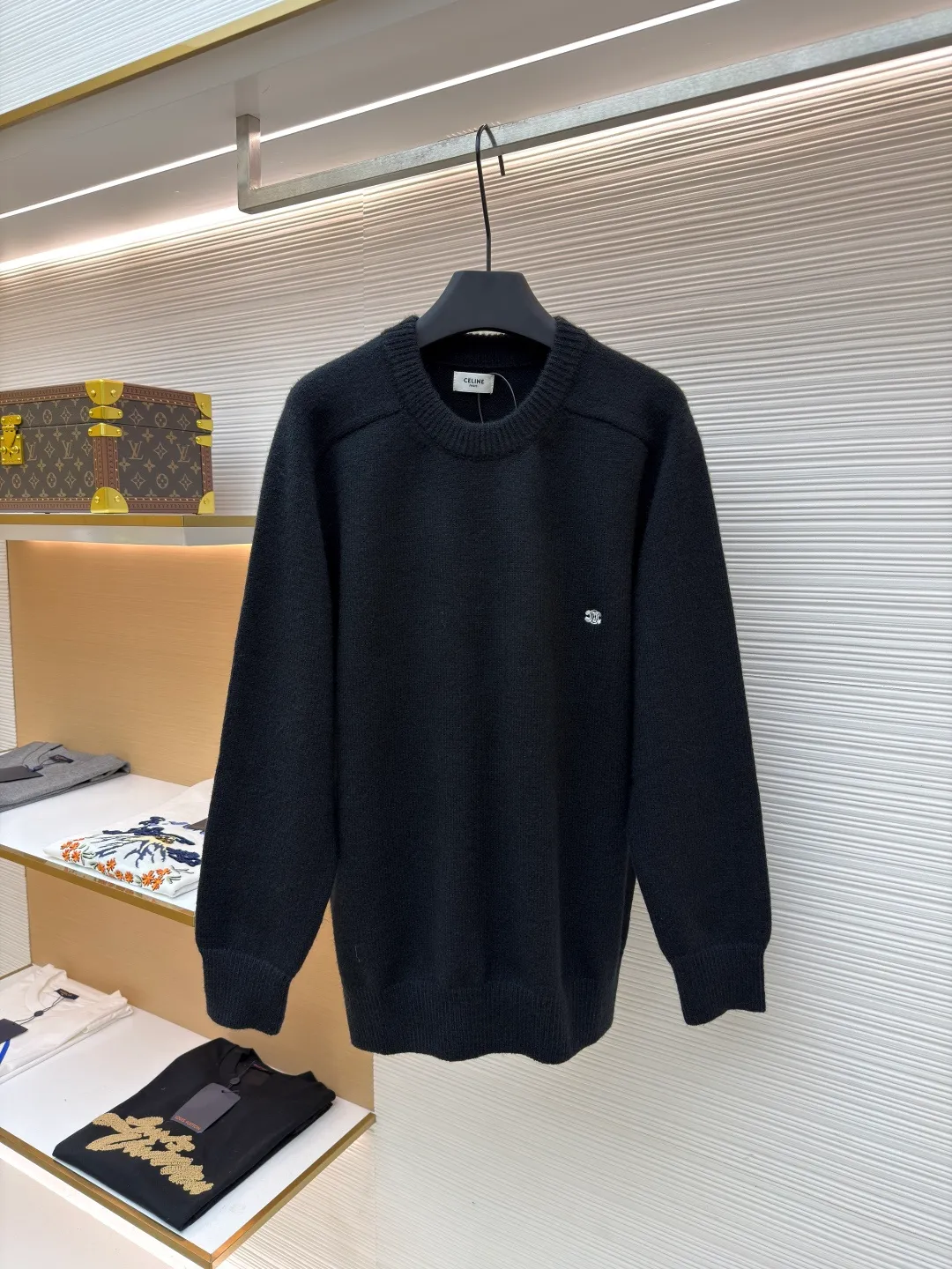 Celine Arc de Triomphe embroidered logo sweater ●Original version: 9900 purchase and development ●Item number: 1681303-A45 ●Fabric: wool blended fabric ●Technology: 3D embroidery production ●Color: black ●Version: fitted version ●Weight: about 680 grams ●Size: S-M-L-XL ●Description: Made of 35% wool, 15% cashmere, 50% cotton yarn. This fabric is soft and has a three-dimensional shape that won't change shape after being worn for a long time. The embroidery uses 3D three-dimensional embroidery, and the chest is embellished with the Arc de Triomphe embroidered logo. This style is machine-knitted with 7 needles, and the high-density thick stitching ensures warmth. Later process: washing and color fixation - fixed version - wool impurities. The overall wiring is straight and delicate, the fabric is comfortable and soft, and the color is consistent without color difference. It can be matched with the same style to create a fashionable look and control various occasions. Customized accessories, complete with three standards, same style for men and women!