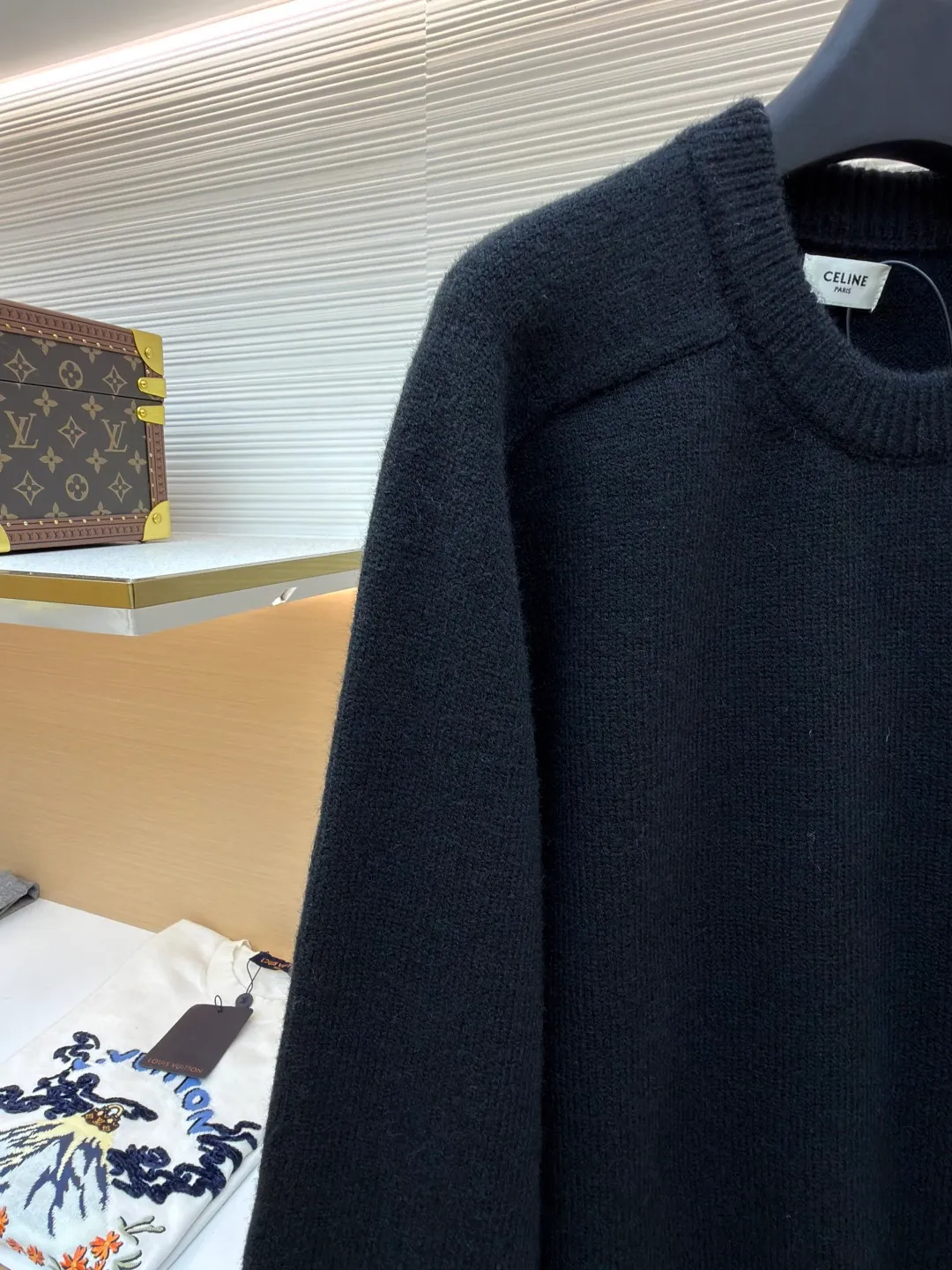 Celine Arc de Triomphe embroidered logo sweater ●Original version: 9900 purchase and development ●Item number: 1681303-A45 ●Fabric: wool blended fabric ●Technology: 3D embroidery production ●Color: black ●Version: fitted version ●Weight: about 680 grams ●Size: S-M-L-XL ●Description: Made of 35% wool, 15% cashmere, 50% cotton yarn. This fabric is soft and has a three-dimensional shape that won't change shape after being worn for a long time. The embroidery uses 3D three-dimensional embroidery, and the chest is embellished with the Arc de Triomphe embroidered logo. This style is machine-knitted with 7 needles, and the high-density thick stitching ensures warmth. Later process: washing and color fixation - fixed version - wool impurities. The overall wiring is straight and delicate, the fabric is comfortable and soft, and the color is consistent without color difference. It can be matched with the same style to create a fashionable look and control various occasions. Customized accessories, complete with three standards, same style for men and women!